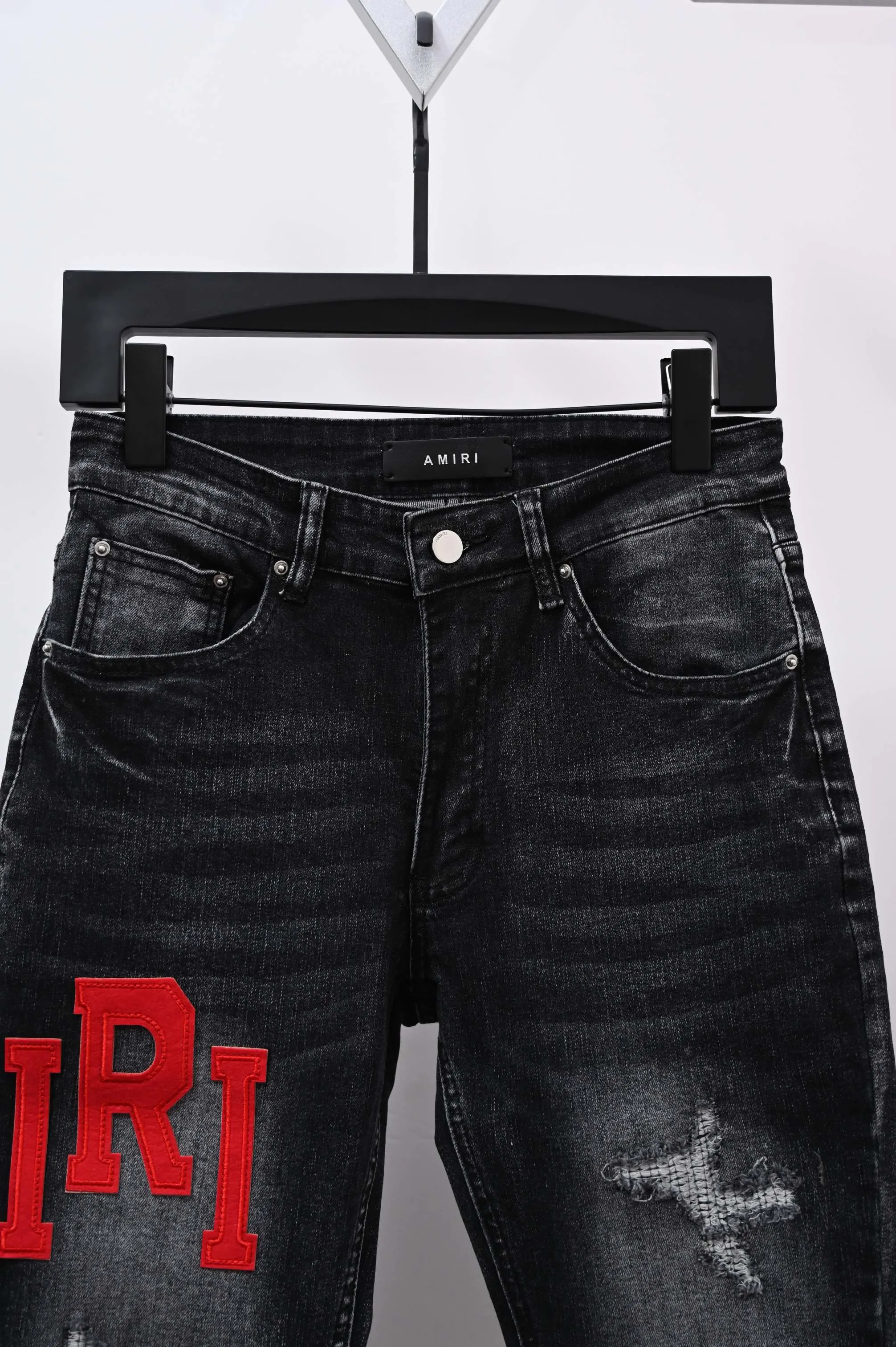 P250 Style number: (A017) Amiri 2025 new frayed red leather embroidered letters couple style washed stretch jeans 🔥High version🔥High version🔥 Top ceiling quality Styles with different washed textures are very friendly to people with thin legs and thick legs. The straight and loose version is very flattering. Moderate length that never goes out of style, easy to match with casually, basic styling for various styles, a must-have in the wardrobe! The fabric is stiff but also makes the upper body soft without losing texture. The washing process is even more perfect. It is a must-have item for everyone! ! ! Washed wheat, tag, pants label, three complete labels Color: washed black Size: 28, 30, 32, 34 (four sizes)