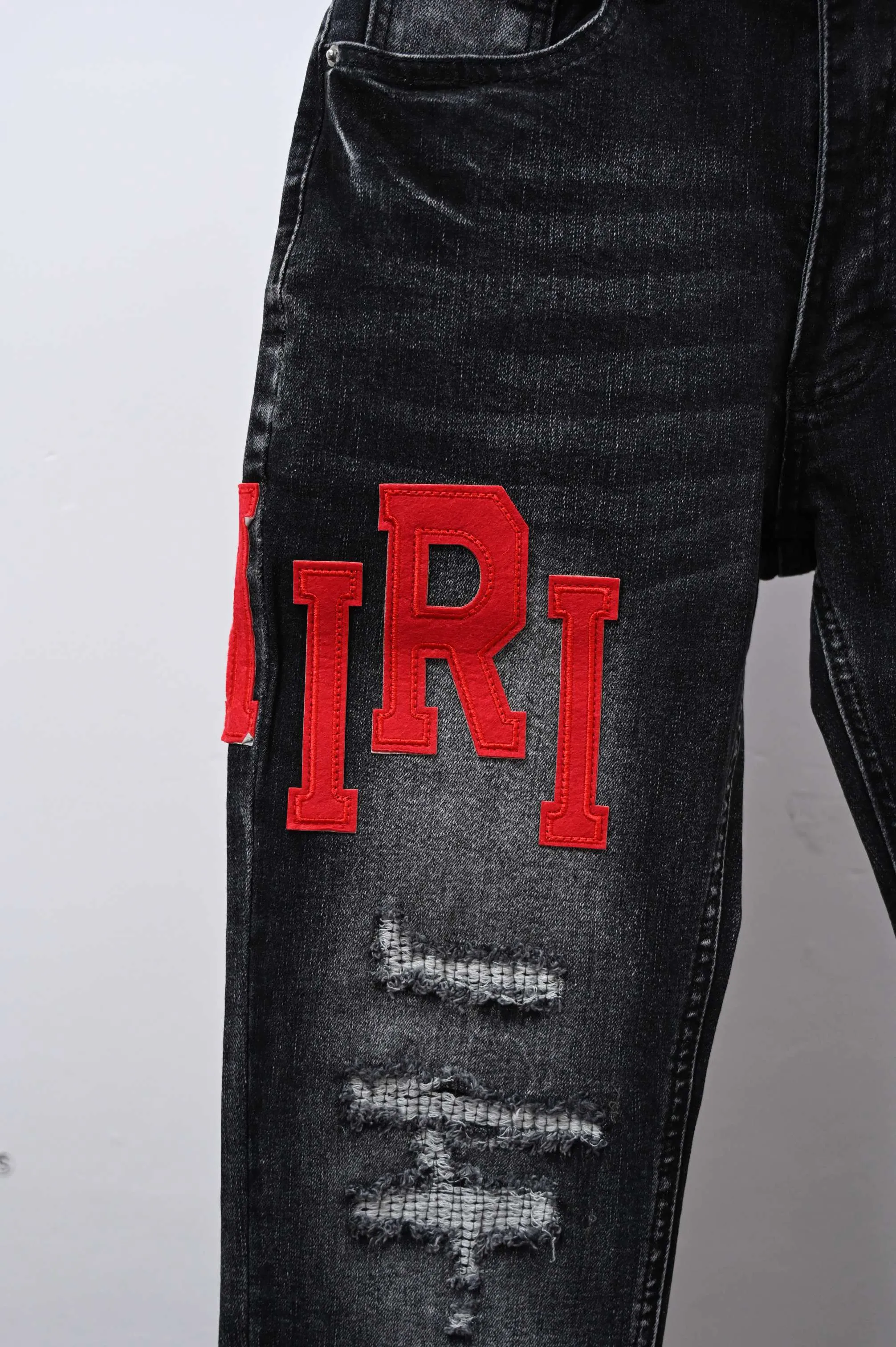 P250 Style number: (A017) Amiri 2025 new frayed red leather embroidered letters couple style washed stretch jeans 🔥High version🔥High version🔥 Top ceiling quality Styles with different washed textures are very friendly to people with thin legs and thick legs. The straight and loose version is very flattering. Moderate length that never goes out of style, easy to match with casually, basic styling for various styles, a must-have in the wardrobe! The fabric is stiff but also makes the upper body soft without losing texture. The washing process is even more perfect. It is a must-have item for everyone! ! ! Washed wheat, tag, pants label, three complete labels Color: washed black Size: 28, 30, 32, 34 (four sizes)