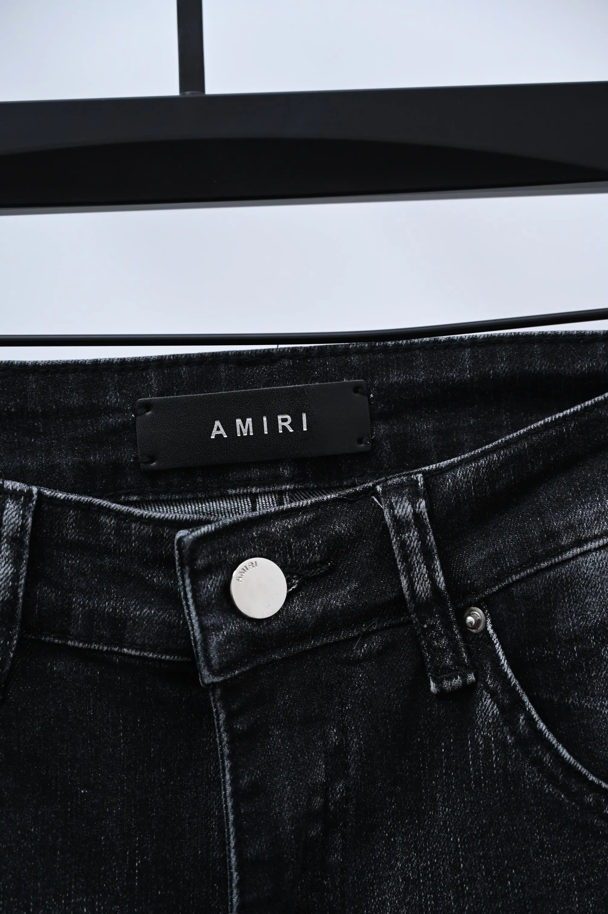 P250 Style number: (A017) Amiri 2025 new frayed red leather embroidered letters couple style washed stretch jeans 🔥High version🔥High version🔥 Top ceiling quality Styles with different washed textures are very friendly to people with thin legs and thick legs. The straight and loose version is very flattering. Moderate length that never goes out of style, easy to match with casually, basic styling for various styles, a must-have in the wardrobe! The fabric is stiff but also makes the upper body soft without losing texture. The washing process is even more perfect. It is a must-have item for everyone! ! ! Washed wheat, tag, pants label, three complete labels Color: washed black Size: 28, 30, 32, 34 (four sizes)