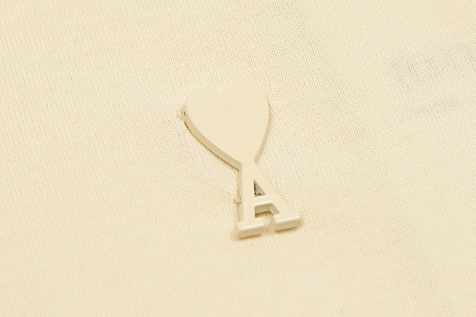 Ami Amy 2024ss Spring New Style Classic Metal Chapter Short Sleeves ✅Correct version of customized metal. There is no small embroidery mark on the reverse side. The maximum size can be worn up to 230 pounds. No pressure to export to Europe and the United States. Size S-XL Color: Black, White, Apricot, Navy Blue, Burgundy, Pink, Sky Blue, Mint Green