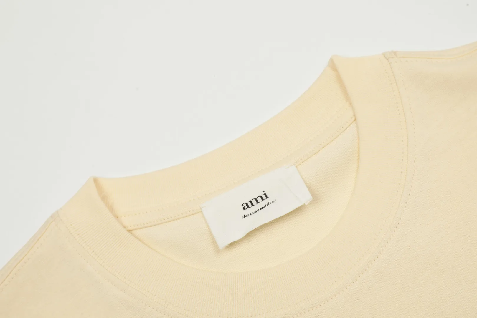 Ami Amy 2024ss Spring New Style Classic Metal Chapter Short Sleeves ✅Correct version of customized metal. There is no small embroidery mark on the reverse side. The maximum size can be worn up to 230 pounds. No pressure to export to Europe and the United States. Size S-XL Color: Black, White, Apricot, Navy Blue, Burgundy, Pink, Sky Blue, Mint Green
