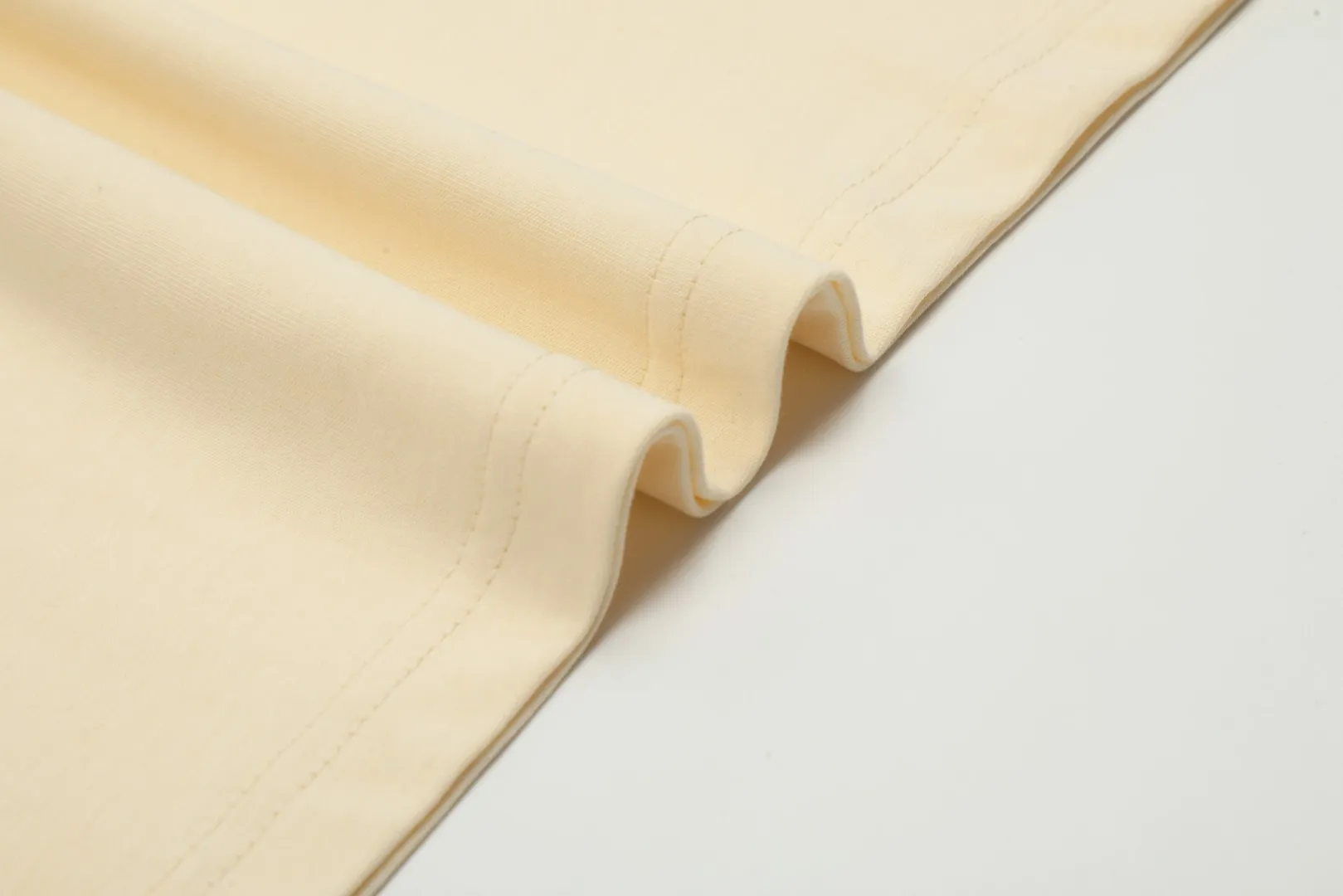 Ami Amy 2024ss Spring New Style Classic Metal Chapter Short Sleeves ✅Correct version of customized metal. There is no small embroidery mark on the reverse side. The maximum size can be worn up to 230 pounds. No pressure to export to Europe and the United States. Size S-XL Color: Black, White, Apricot, Navy Blue, Burgundy, Pink, Sky Blue, Mint Green