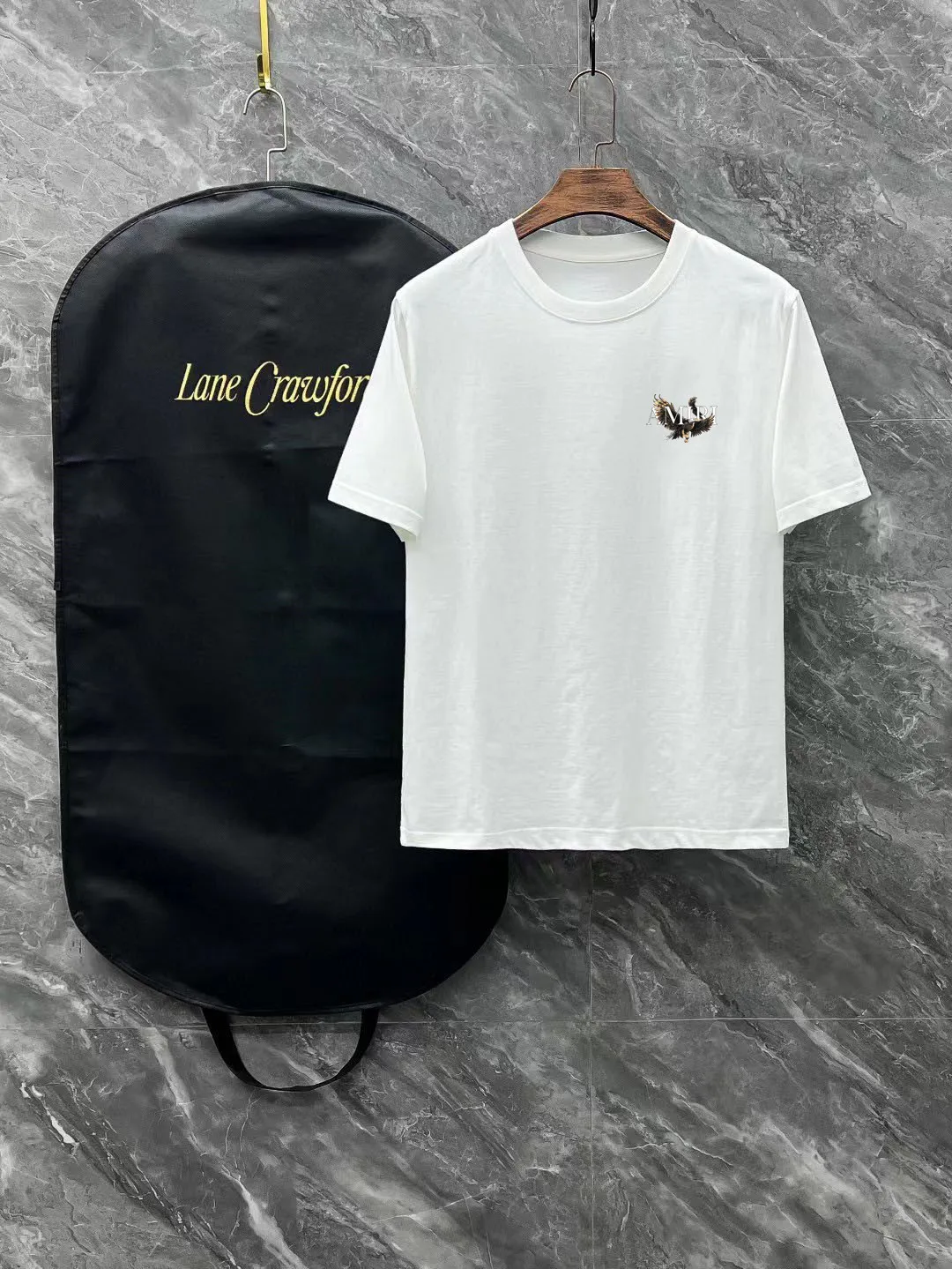 P150 AMIRI# 2025 spring and summer new style debut counter, the latest short-sleeved round neck T-shirt, high-end custom design, avant-garde and fashionable! The brand logo is designed with heavy craftsmanship. High-end customized 250g Xinjiang long-staple cotton fabric. Soft to the touch. Comfortable to wear. Exquisite stitching at the counter level. Fine workmanship. The upper body effect is incomparably handsome! A must-have item for a stylish man! Color: black. White! Size: S M L