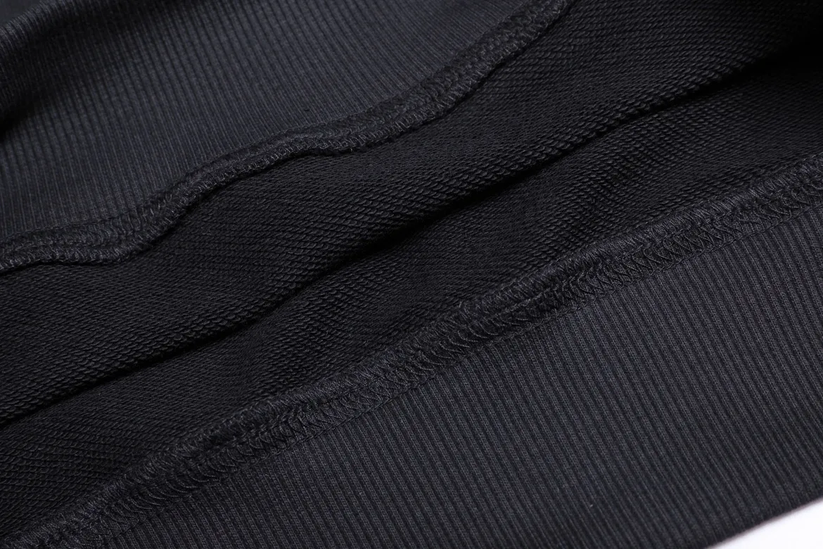 P150 Style No. 204 2025 embroidered large chapter style (with matching straight-leg sweatpants without color difference) AMI 2025 autumn and winter classic large chapter round neck sweatshirt 15 colors to meet everyone's needs. The fabric is made of 380 grams of pure cotton fabric, which is thick and textured. The whole network's counters purchase quality supporting output, which perfectly restores the genuine Zhang Zi. All thick wool knits are used. The absolute quality can be compared with any store in the market at will. There is no color difference in the fixed-dyed threads. The detailed accessories and tag packaging are all 1:1 with the genuine products. The ingenuity spirit gives back to customers.   Color: black with black seal Size: S M L XL