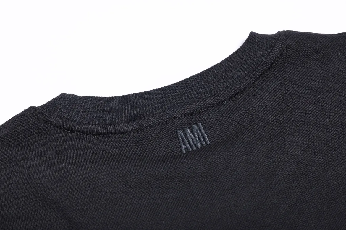 P150 Style No. 204 2025 embroidered large chapter style (with matching straight-leg sweatpants without color difference) AMI 2025 autumn and winter classic large chapter round neck sweatshirt 15 colors to meet everyone's needs. The fabric is made of 380 grams of pure cotton fabric, which is thick and textured. The whole network's counters purchase quality supporting output, which perfectly restores the genuine Zhang Zi. All thick wool knits are used. The absolute quality can be compared with any store in the market at will. There is no color difference in the fixed-dyed threads. The detailed accessories and tag packaging are all 1:1 with the genuine products. The ingenuity spirit gives back to customers.   Color: black with black seal Size: S M L XL