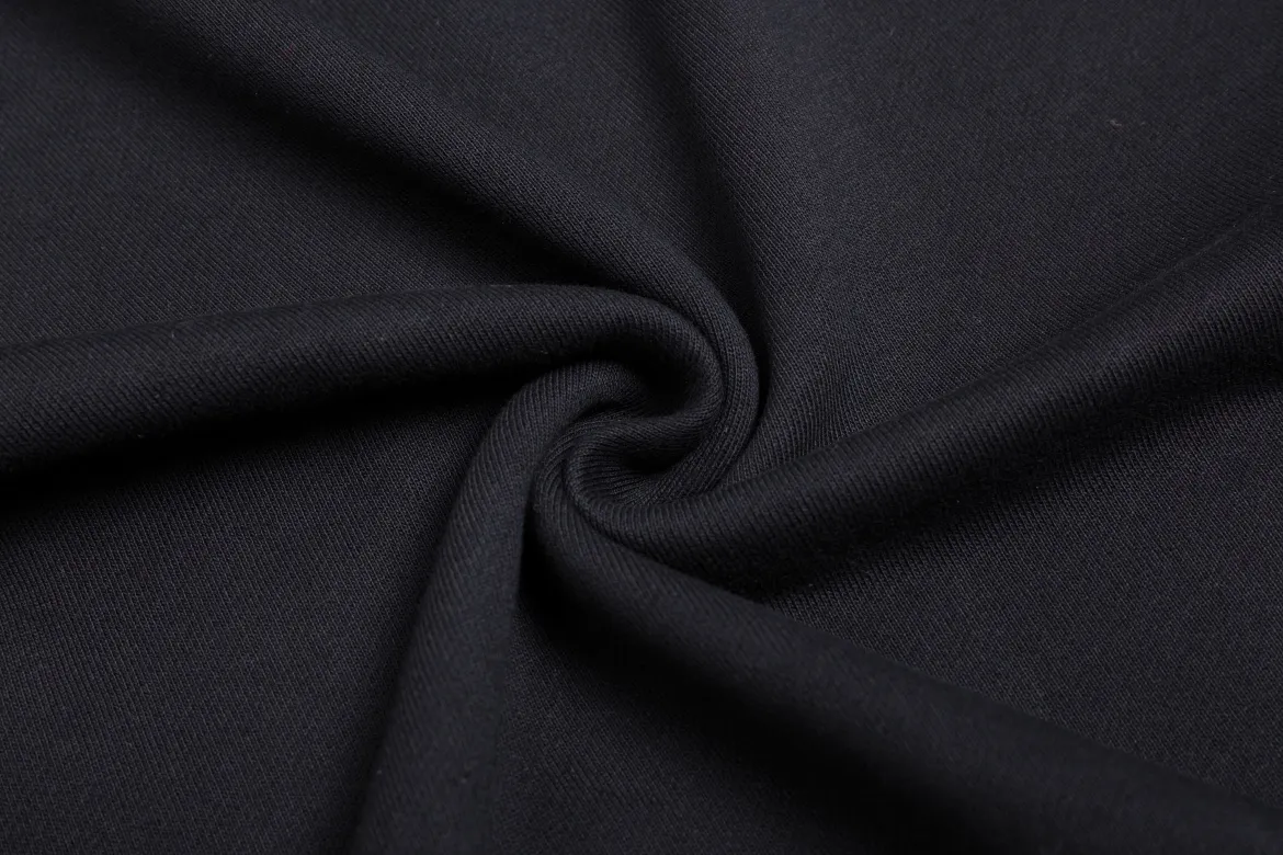 P150 Style No. 204 2025 embroidered large chapter style (with matching straight-leg sweatpants without color difference) AMI 2025 autumn and winter classic large chapter round neck sweatshirt 15 colors to meet everyone's needs. The fabric is made of 380 grams of pure cotton fabric, which is thick and textured. The whole network's counters purchase quality supporting output, which perfectly restores the genuine Zhang Zi. All thick wool knits are used. The absolute quality can be compared with any store in the market at will. There is no color difference in the fixed-dyed threads. The detailed accessories and tag packaging are all 1:1 with the genuine products. The ingenuity spirit gives back to customers.   Color: black with black seal Size: S M L XL