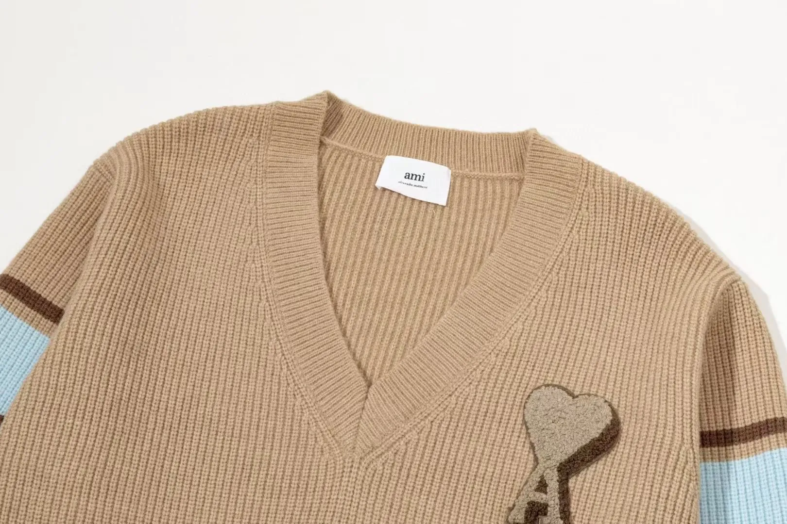 8201# Ami Paris2025 [New product for autumn and winter] Zhou Yiran's same love towel embroidered jacquard ADC wool V-neck sweater, college style, same style for men and women, Oversize version, color: camel, brown green, size S-XL