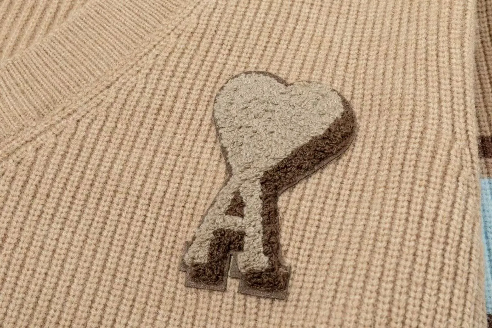 8201# Ami Paris2025 [New product for autumn and winter] Zhou Yiran's same love towel embroidered jacquard ADC wool V-neck sweater, college style, same style for men and women, Oversize version, color: camel, brown green, size S-XL