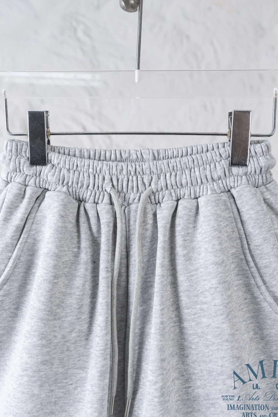 P180 AMIRI new shorts, classic printed shorts, light luxury, a must-have item for daily commuting for men and women, correct version, welcome to compare, detailed features · Made of 360g Xinjiang cotton double yarn fish scale terry fabric · Elastic waistband · Double needle stitching and cross-stitching process Color: black/grey Size: S M L XL XXL (please state your height and weight when placing an order)