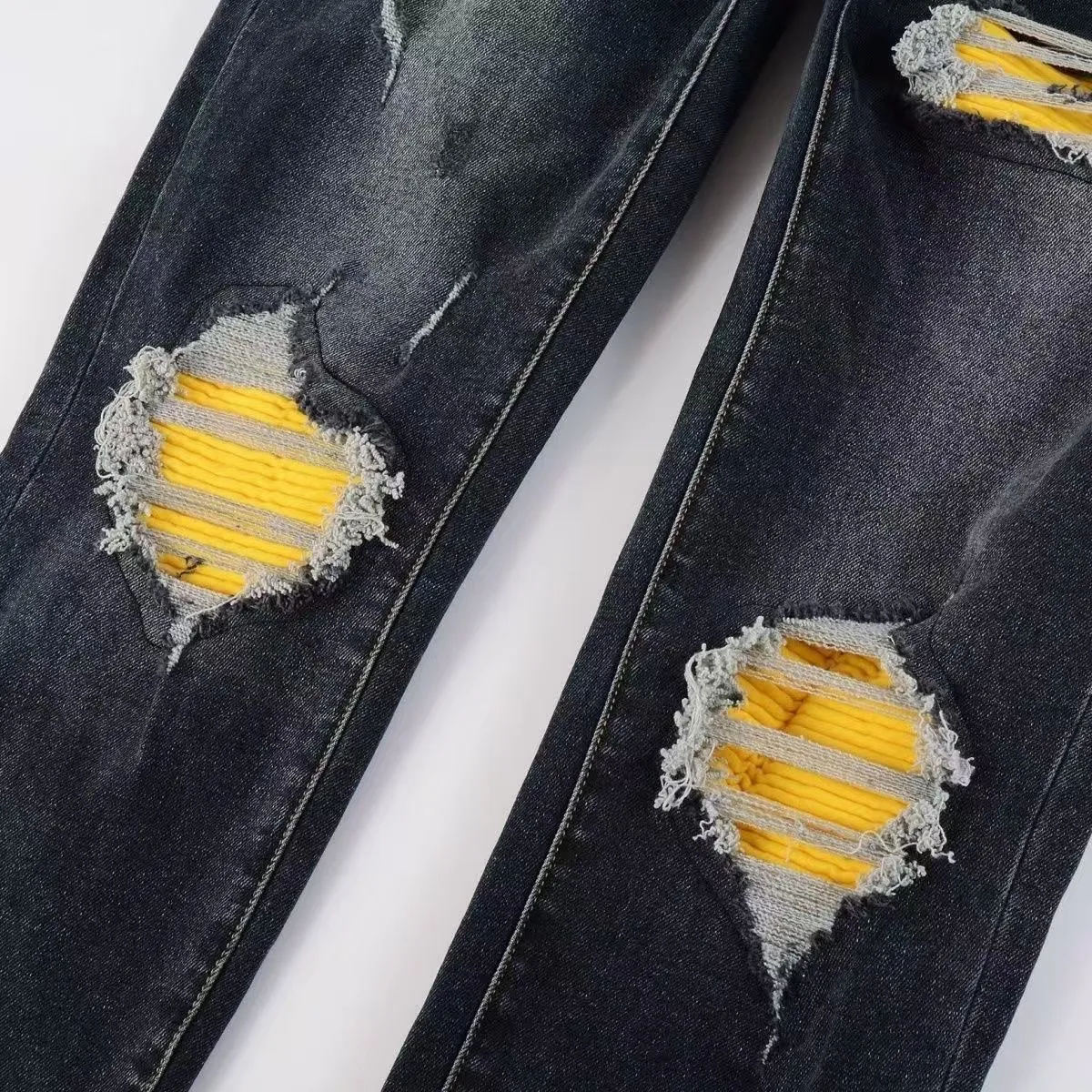#M55 P168💰 AMIRI patch embroidery jeans trousers AMIRI high street basic ripped tight elastic jeans trousers amiri brand jeans break the production process and cutting of the original jeans, the fabrics are softer and more comfortable Hand-sewn collar label Customized logo buttons Genuine leather tag Color: Picture color Size: 30-32-34-36