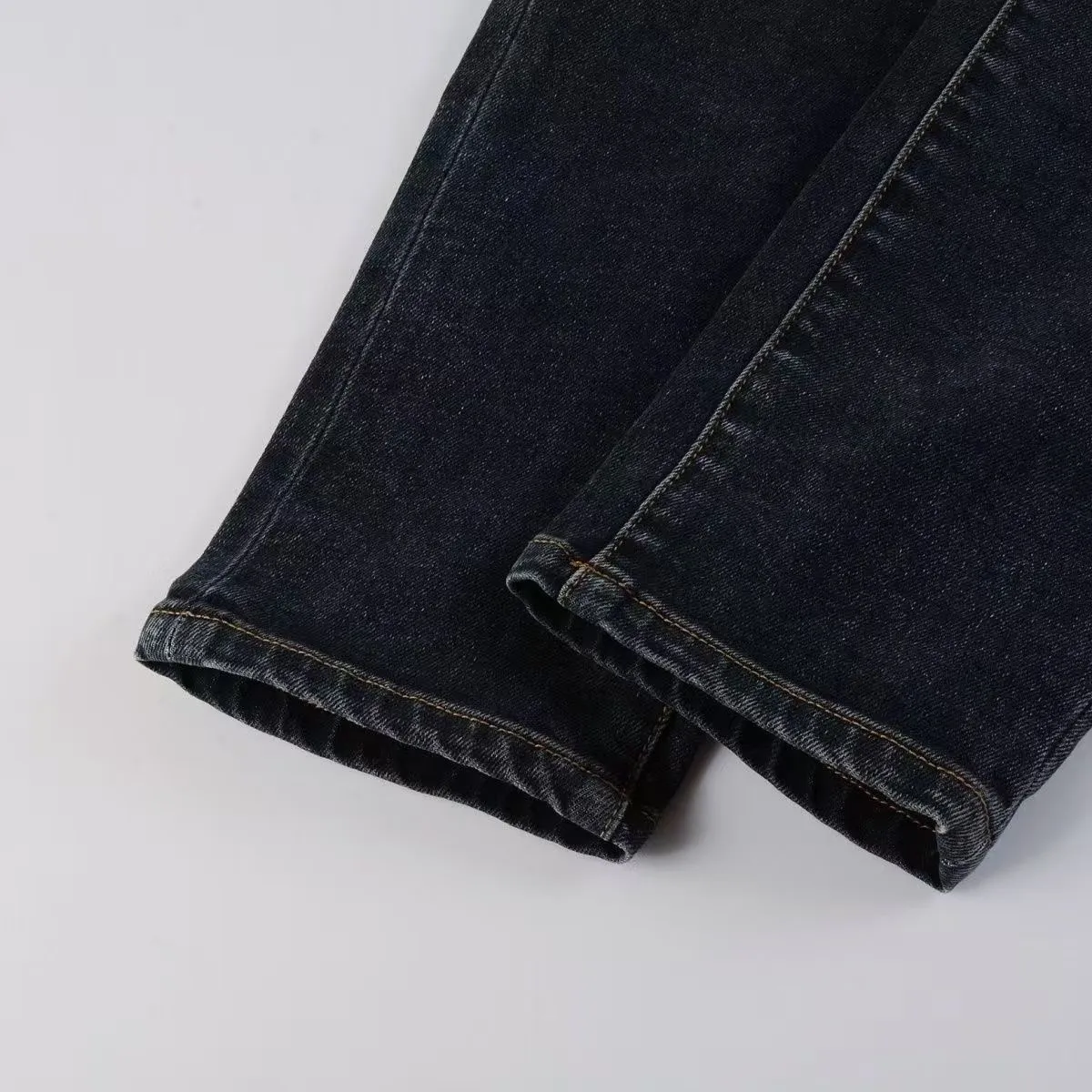 #M55 P168💰 AMIRI patch embroidery jeans trousers AMIRI high street basic ripped tight elastic jeans trousers amiri brand jeans break the production process and cutting of the original jeans, the fabrics are softer and more comfortable Hand-sewn collar label Customized logo buttons Genuine leather tag Color: Picture color Size: 30-32-34-36