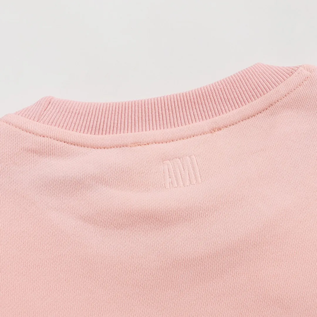 P150 Style No. 204 2025 embroidered large chapter style (15 colors in total) AMI 2025 autumn and winter classic large chapter round neck sweatshirt 15 colors to meet everyone’s needs. The fabric is made of 380g pure cotton fabric, which is thick and textured. The whole network’s counters purchase quality supporting output, which perfectly restores the genuine chapter. All the chapters are made of thick wool knitting. The absolute quality can be compared with any one in the market. There is no color difference in custom-dyed threads. The detailed accessories and tag packaging are all 1:1 with the genuine products, with the spirit of craftsmanship to give back to customers.   Color: light pink Size: S M L XL