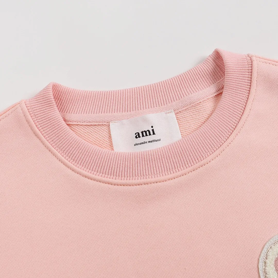 P150 Style No. 204 2025 embroidered large chapter style (15 colors in total) AMI 2025 autumn and winter classic large chapter round neck sweatshirt 15 colors to meet everyone’s needs. The fabric is made of 380g pure cotton fabric, which is thick and textured. The whole network’s counters purchase quality supporting output, which perfectly restores the genuine chapter. All the chapters are made of thick wool knitting. The absolute quality can be compared with any one in the market. There is no color difference in custom-dyed threads. The detailed accessories and tag packaging are all 1:1 with the genuine products, with the spirit of craftsmanship to give back to customers.   Color: light pink Size: S M L XL