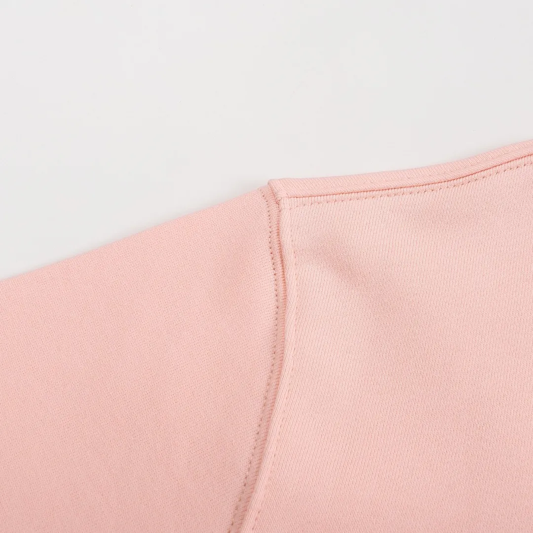 P150 Style No. 204 2025 embroidered large chapter style (15 colors in total) AMI 2025 autumn and winter classic large chapter round neck sweatshirt 15 colors to meet everyone’s needs. The fabric is made of 380g pure cotton fabric, which is thick and textured. The whole network’s counters purchase quality supporting output, which perfectly restores the genuine chapter. All the chapters are made of thick wool knitting. The absolute quality can be compared with any one in the market. There is no color difference in custom-dyed threads. The detailed accessories and tag packaging are all 1:1 with the genuine products, with the spirit of craftsmanship to give back to customers.   Color: light pink Size: S M L XL