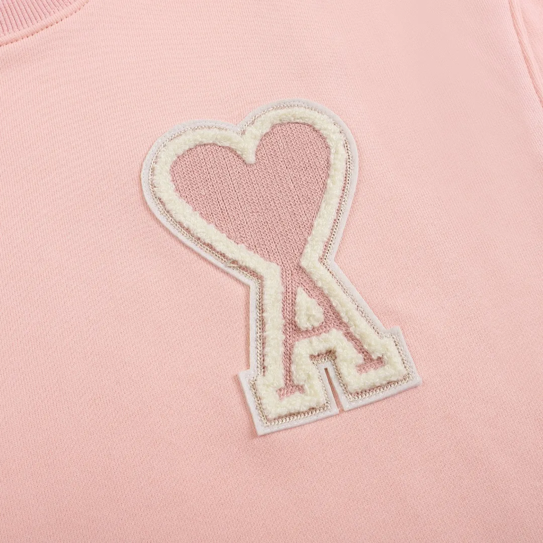 P150 Style No. 204 2025 embroidered large chapter style (15 colors in total) AMI 2025 autumn and winter classic large chapter round neck sweatshirt 15 colors to meet everyone’s needs. The fabric is made of 380g pure cotton fabric, which is thick and textured. The whole network’s counters purchase quality supporting output, which perfectly restores the genuine chapter. All the chapters are made of thick wool knitting. The absolute quality can be compared with any one in the market. There is no color difference in custom-dyed threads. The detailed accessories and tag packaging are all 1:1 with the genuine products, with the spirit of craftsmanship to give back to customers.   Color: light pink Size: S M L XL