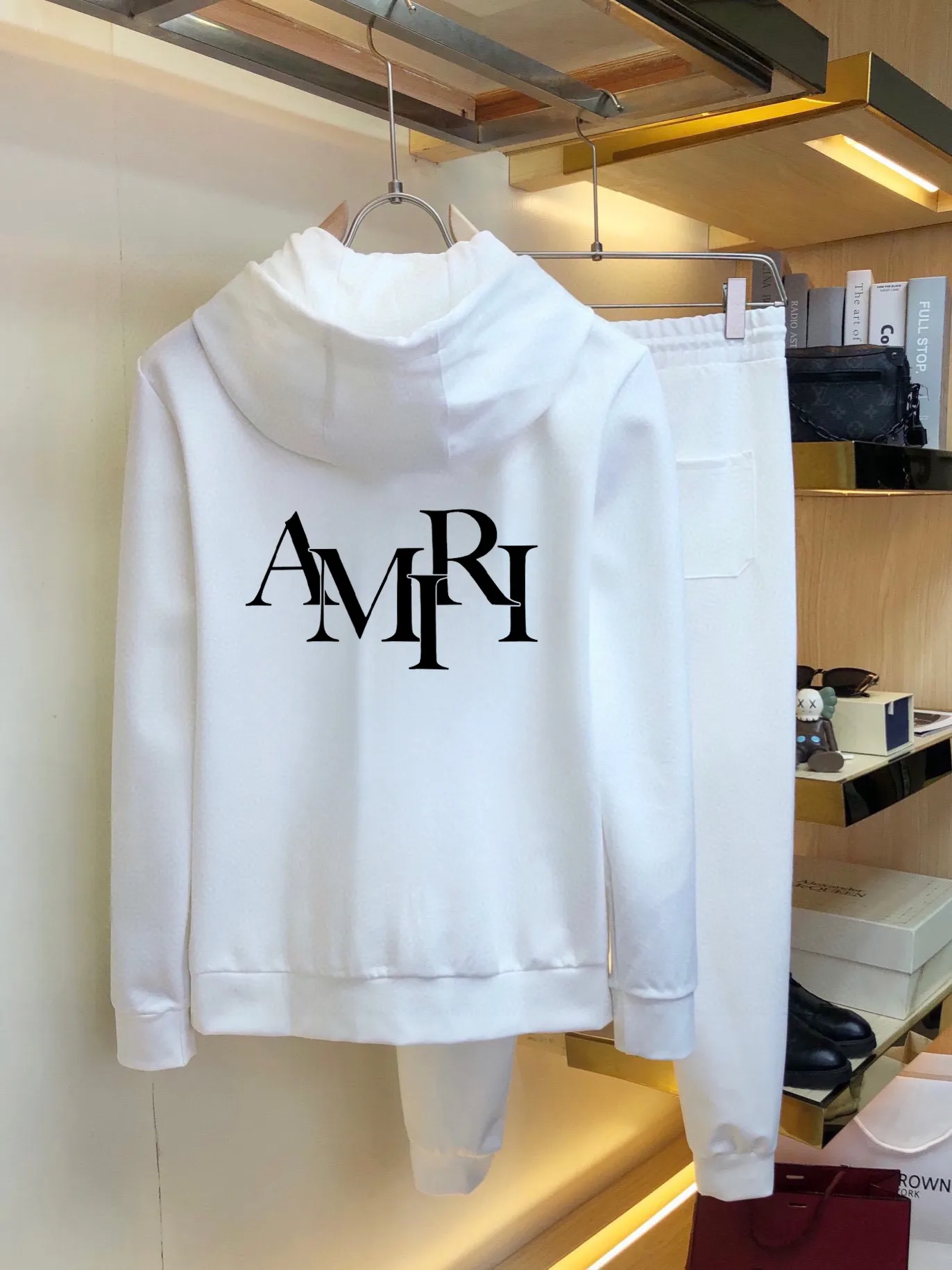 P400 💰 [ARMIRI] (Fat Man Gospel) hot-selling suit is coming. Focus on the original version of the official website. 2025 new hot-selling cardigan sweater suit. The original order is the best 🇭🇰. It is the meticulous work of top designers for a fitting and perfect upper body effect. 100% natural high-quality Roman cotton, close-fitting comfort, noble and elegant! Original hardware embodies elegance and nobility! Counter size: M-5XL (maximum wear up to 220 pounds)