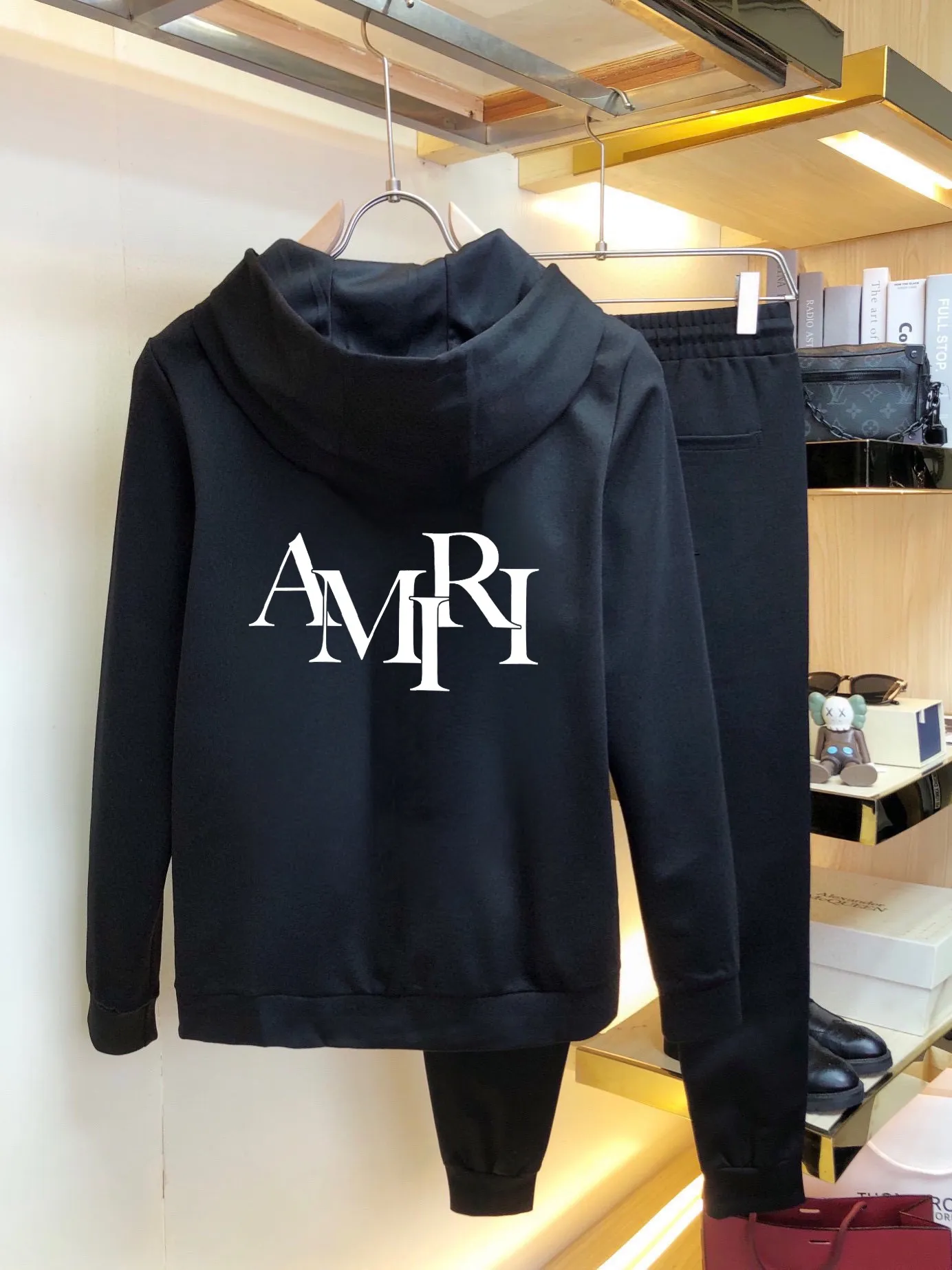 P400 💰 [ARMIRI] (Fat Man Gospel) hot-selling suit is coming. Focus on the original version of the official website. 2025 new hot-selling cardigan sweater suit. The original order is the best 🇭🇰. It is the meticulous work of top designers for a fitting and perfect upper body effect. 100% natural high-quality Roman cotton, close-fitting comfort, noble and elegant! Original hardware embodies elegance and nobility! Counter size: M-5XL (maximum wear up to 220 pounds)