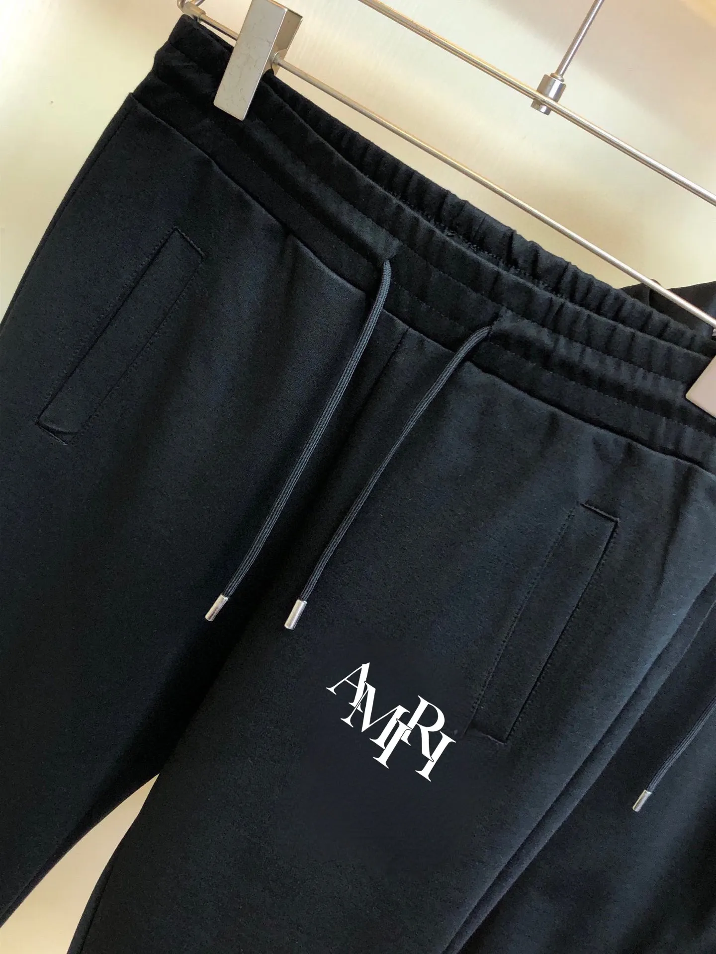 P400 💰 [ARMIRI] (Fat Man Gospel) hot-selling suit is coming. Focus on the original version of the official website. 2025 new hot-selling cardigan sweater suit. The original order is the best 🇭🇰. It is the meticulous work of top designers for a fitting and perfect upper body effect. 100% natural high-quality Roman cotton, close-fitting comfort, noble and elegant! Original hardware embodies elegance and nobility! Counter size: M-5XL (maximum wear up to 220 pounds)