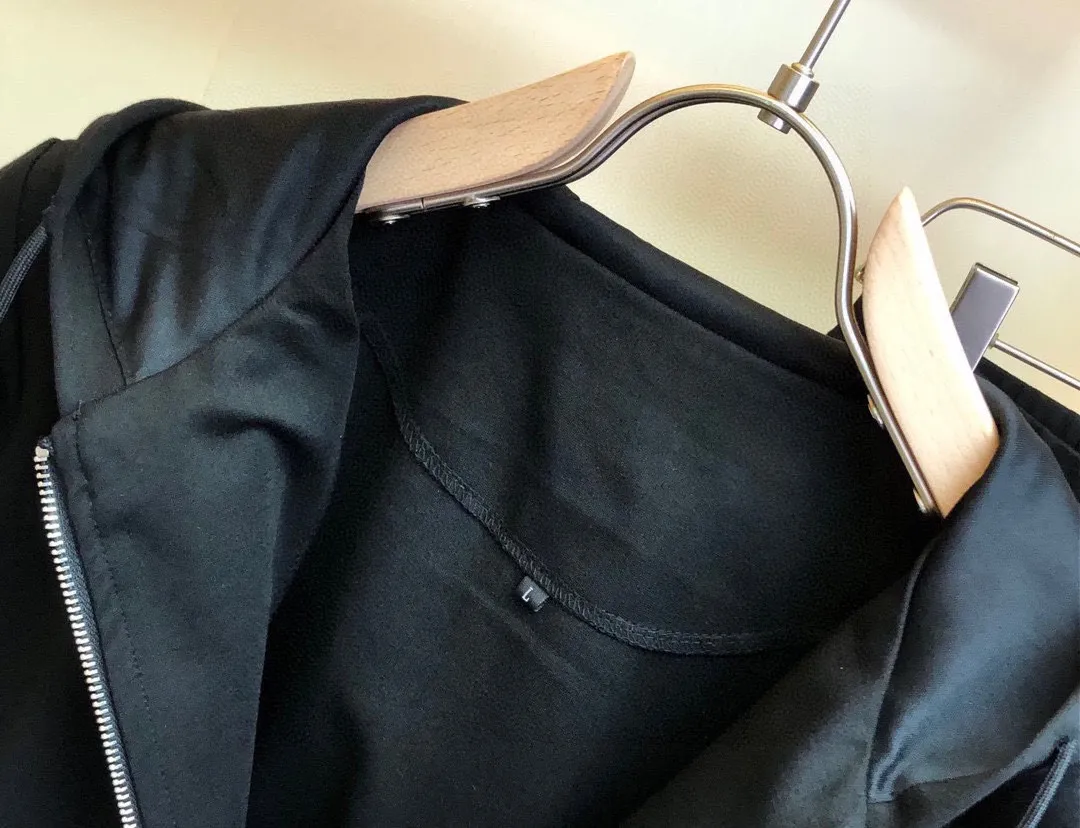 P400 💰 [ARMIRI] (Fat Man Gospel) hot-selling suit is coming. Focus on the original version of the official website. 2025 new hot-selling cardigan sweater suit. The original order is the best 🇭🇰. It is the meticulous work of top designers for a fitting and perfect upper body effect. 100% natural high-quality Roman cotton, close-fitting comfort, noble and elegant! Original hardware embodies elegance and nobility! Counter size: M-5XL (maximum wear up to 220 pounds)