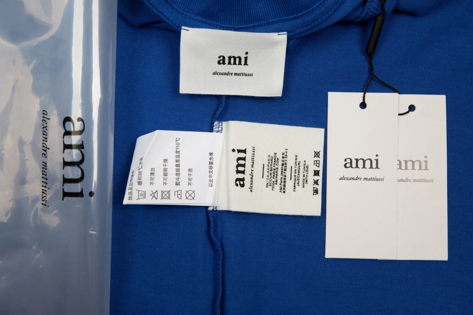 Ami Amy 2024ss autumn classic small embroidered love short sleeves. We have been making this style for the third year. At the beginning, there were no stores in mainland China. We are already making it. The quality and details are invincible. Place your order with confidence. Pay attention to the details. ✅240G Xinjiang long-staple cotton top double yarn. The shrinkage rate is controlled at 2%. Export-grade solid color quality. It is truly not easy to deform, shrink or fade. ✅The maximum size can be worn up to 230 catties. No pressure for exporting to Europe and the United States. Sizes S-XL Color: 7 colors white black gray color blue navy blue dark green brown