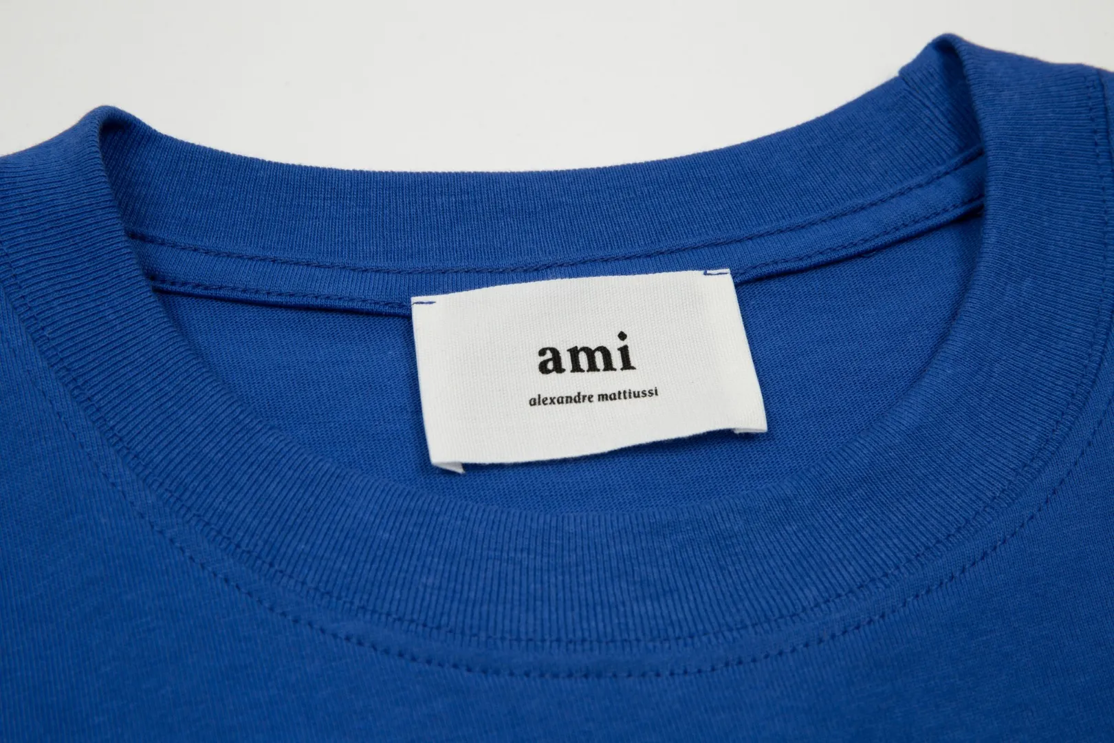 Ami Amy 2024ss autumn classic small embroidered love short sleeves. We have been making this style for the third year. At the beginning, there were no stores in mainland China. We are already making it. The quality and details are invincible. Place your order with confidence. Pay attention to the details. ✅240G Xinjiang long-staple cotton top double yarn. The shrinkage rate is controlled at 2%. Export-grade solid color quality. It is truly not easy to deform, shrink or fade. ✅The maximum size can be worn up to 230 catties. No pressure for exporting to Europe and the United States. Sizes S-XL Color: 7 colors white black gray color blue navy blue dark green brown