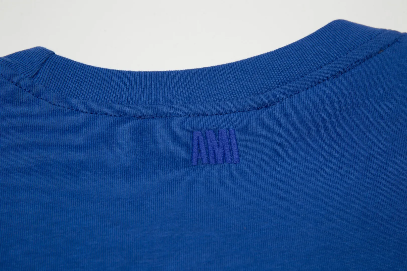 Ami Amy 2024ss autumn classic small embroidered love short sleeves. We have been making this style for the third year. At the beginning, there were no stores in mainland China. We are already making it. The quality and details are invincible. Place your order with confidence. Pay attention to the details. ✅240G Xinjiang long-staple cotton top double yarn. The shrinkage rate is controlled at 2%. Export-grade solid color quality. It is truly not easy to deform, shrink or fade. ✅The maximum size can be worn up to 230 catties. No pressure for exporting to Europe and the United States. Sizes S-XL Color: 7 colors white black gray color blue navy blue dark green brown