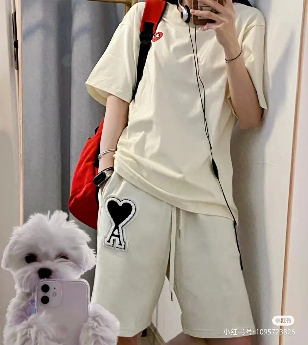 AMI/Amy Big Love Chapter Embroidery Classic Shorts Put aside all the messy words and let’s go directly to the product parameters: ✅380g customized rough-feel fabric ✅Correct workmanship Every detail is 100% restored to the official website ✅The thread is made of 500g high-gram heavyweight pure cotton thread Custom-woven and dyed in the same color in the same tank No color difference with the fabric Machine washable and washed, not easy to deform ✅No comparison and no damage Differentiated from the market currency Correct workmanship details High-quality pure cotton fabric ✅The webbing is made of custom-dyed high-density and high-thickness webbing. Benchmark the official website. ✅The only correct embroidery of the same material on the market. Distinguish the fake ones on the market. ✅The version follows the official website. It is loose and slim and can wear 210 pounds. There is no pressure for global shopping. Size: S-XL. Color (6 colors): Black and black, black and red, white and black, white and red, navy and gray.