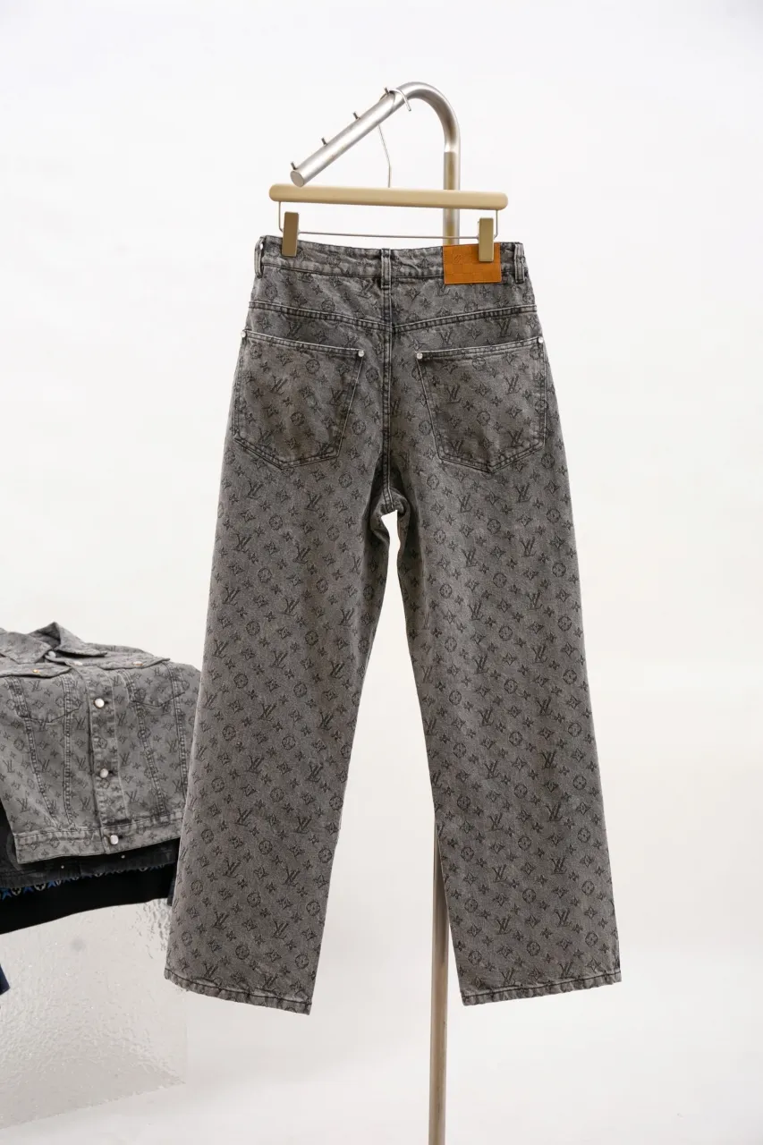 LV MONOGRAM Jacquard Skateboard Jeans These skateboard jeans feature an all-over contrasting Monogram pattern embellished with pearlescent buttons and rivets, giving the casual silhouette a dandy feel. Wear it with the matching denim jacket for a trendy look.  Regular fit Allover Monogram jacquard Damier nubuck label Pockets Pearlescent buttons and rivets 100% cotton