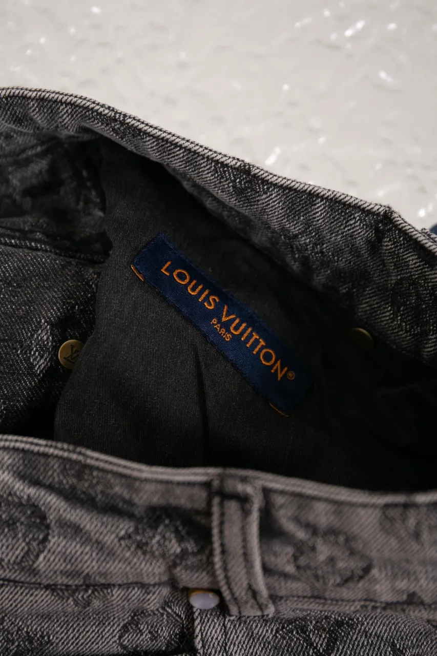 LV MONOGRAM Jacquard Skateboard Jeans These skateboard jeans feature an all-over contrasting Monogram pattern embellished with pearlescent buttons and rivets, giving the casual silhouette a dandy feel. Wear it with the matching denim jacket for a trendy look.  Regular fit Allover Monogram jacquard Damier nubuck label Pockets Pearlescent buttons and rivets 100% cotton