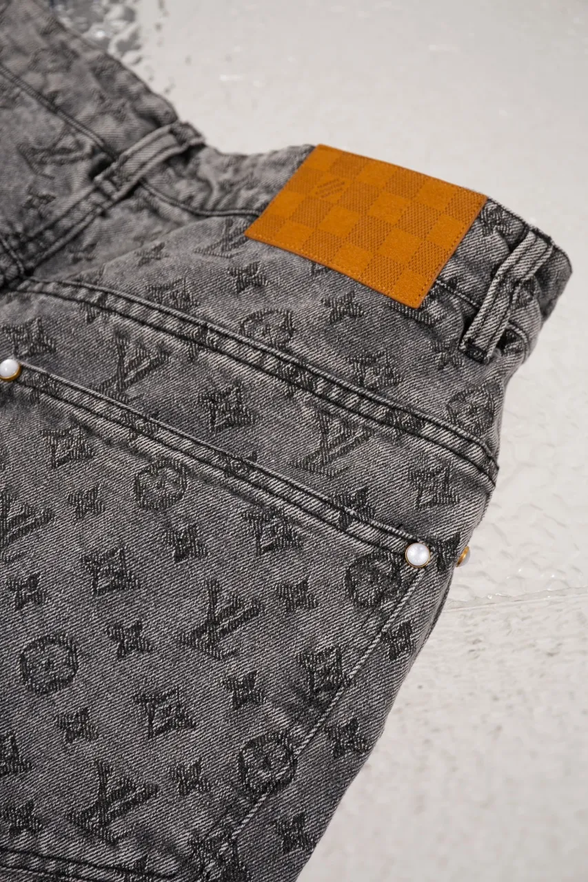 LV MONOGRAM Jacquard Skateboard Jeans These skateboard jeans feature an all-over contrasting Monogram pattern embellished with pearlescent buttons and rivets, giving the casual silhouette a dandy feel. Wear it with the matching denim jacket for a trendy look.  Regular fit Allover Monogram jacquard Damier nubuck label Pockets Pearlescent buttons and rivets 100% cotton