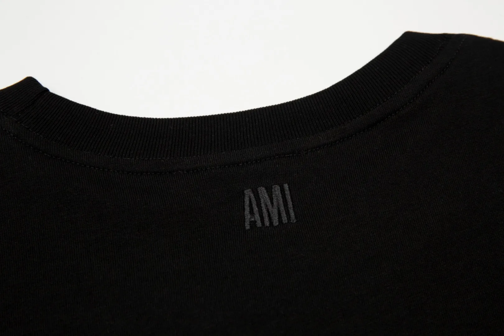 Ami Amy 2024ss autumn classic small embroidered love short sleeves. We have been making this style for the third year. At the beginning, there were no counters in mainland China. We were already making it. The quality and details are invincible. Order with confidence and pay attention to the details. ✅2024 newly upgraded two-end folded handmade main wheat. Restore counter. ✅240G Xinjiang long-staple cotton top double yarn. The shrinkage rate is controlled at 2%. Export-grade solid color quality. It is truly not easy to deform, shrink or fade. ✅The maximum size can be worn up to 230 pounds. There is no pressure to export to Europe and the United States. Sizes S-XL. Color: 7 colors, white, black, gray, colorful blue, navy blue, dark green, coffee.