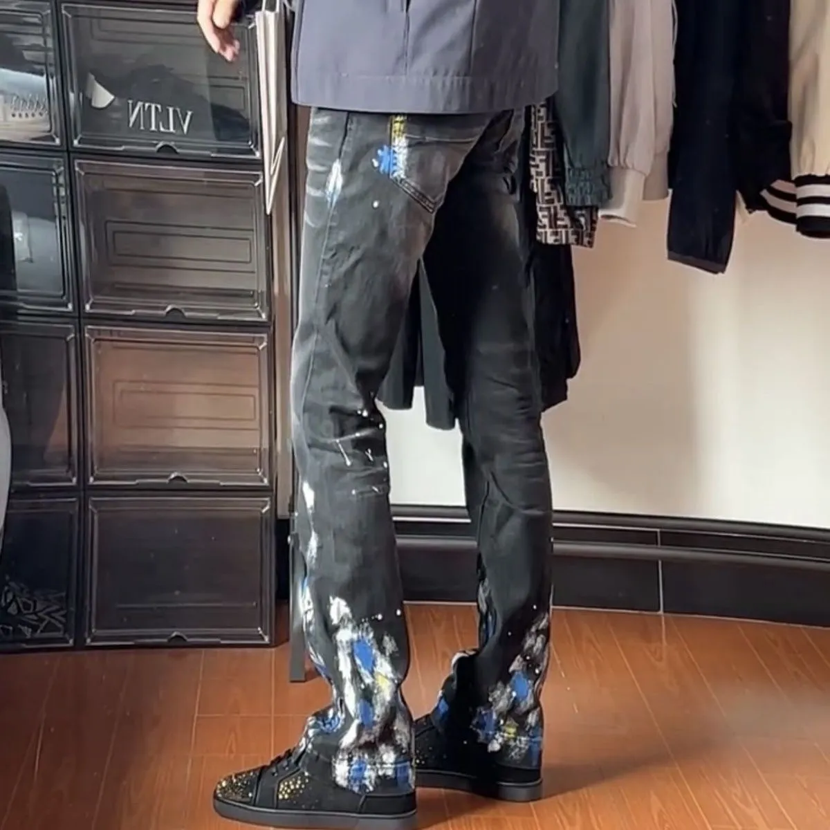 #M85 P168💰 AMIRI patch embroidery jeans trousers AMIRI high street basic ripped tight elastic jeans trousers amiri brand jeans break the production process and cutting of the original jeans, the fabrics are softer and more comfortable Hand-sewn collar label Customized logo buttons Genuine leather tag Color: Picture color Size: 30-32-34-36