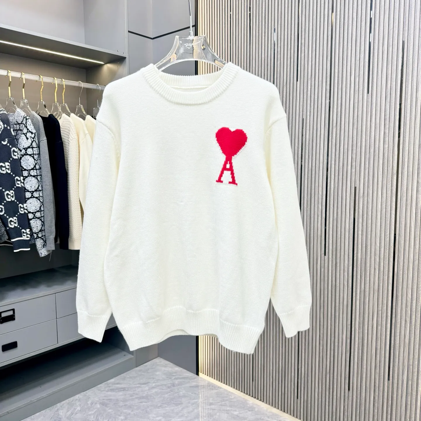 🅿️250 Ami 25FW crew neck sweater. The fabric is made of top-grade cashmere yarn. The new autumn and winter Oblique jacquard knitted cashmere sweater adopts a double-sided wearable design and is made of high-quality cashmere material. After fine weaving process, it presents a soft and comfortable touch and excellent thermal insulation performance. The iconic Oblique jacquard pattern is perfectly presented through precision knitting technology. It can be worn on both sides, showing different style charms. The round neck design is simple and elegant, suitable for various matching occasions. Exquisite knitting technology ensures that the clothes are not easily deformed and remain crisp and long-lasting. The double-sided design concept reflects LV's perfect balance of practicality and fashion. Each sweater undergoes strict quality inspection to ensure that the quality meets the brand's consistently high standards. This knitted item combines warmth and style, making it an exquisite addition to your autumn and winter wardrobe. Size:S/M/L/XL