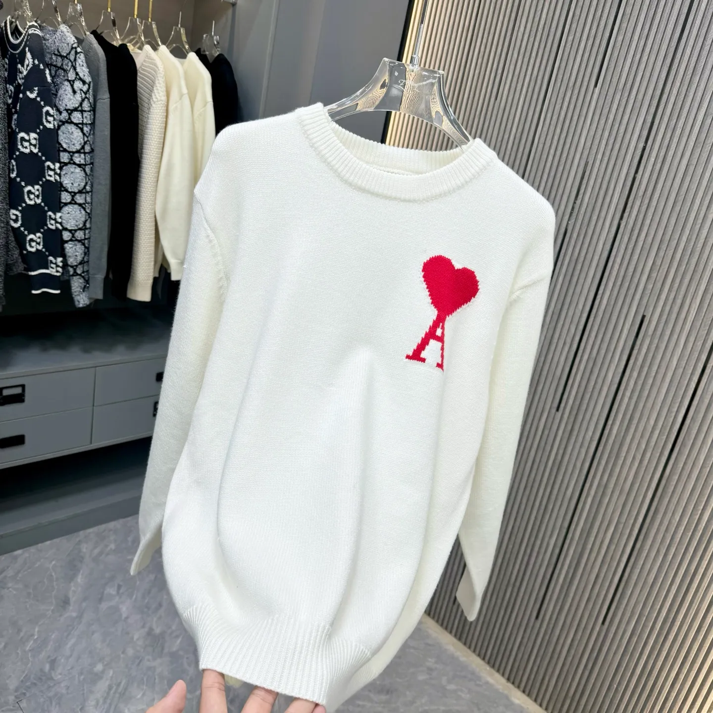 🅿️250 Ami 25FW crew neck sweater. The fabric is made of top-grade cashmere yarn. The new autumn and winter Oblique jacquard knitted cashmere sweater adopts a double-sided wearable design and is made of high-quality cashmere material. After fine weaving process, it presents a soft and comfortable touch and excellent thermal insulation performance. The iconic Oblique jacquard pattern is perfectly presented through precision knitting technology. It can be worn on both sides, showing different style charms. The round neck design is simple and elegant, suitable for various matching occasions. Exquisite knitting technology ensures that the clothes are not easily deformed and remain crisp and long-lasting. The double-sided design concept reflects LV's perfect balance of practicality and fashion. Each sweater undergoes strict quality inspection to ensure that the quality meets the brand's consistently high standards. This knitted item combines warmth and style, making it an exquisite addition to your autumn and winter wardrobe. Size:S/M/L/XL
