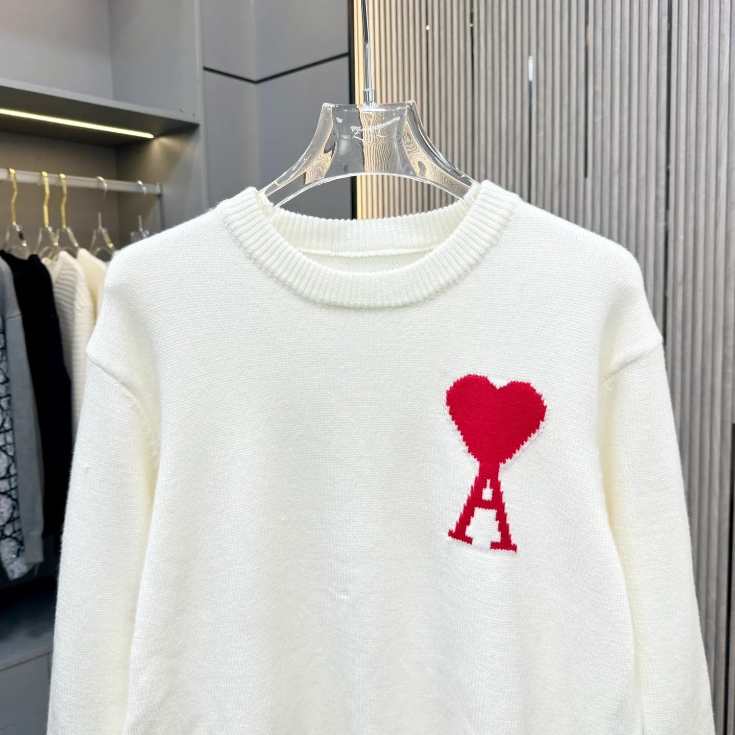 🅿️250 Ami 25FW crew neck sweater. The fabric is made of top-grade cashmere yarn. The new autumn and winter Oblique jacquard knitted cashmere sweater adopts a double-sided wearable design and is made of high-quality cashmere material. After fine weaving process, it presents a soft and comfortable touch and excellent thermal insulation performance. The iconic Oblique jacquard pattern is perfectly presented through precision knitting technology. It can be worn on both sides, showing different style charms. The round neck design is simple and elegant, suitable for various matching occasions. Exquisite knitting technology ensures that the clothes are not easily deformed and remain crisp and long-lasting. The double-sided design concept reflects LV's perfect balance of practicality and fashion. Each sweater undergoes strict quality inspection to ensure that the quality meets the brand's consistently high standards. This knitted item combines warmth and style, making it an exquisite addition to your autumn and winter wardrobe. Size:S/M/L/XL