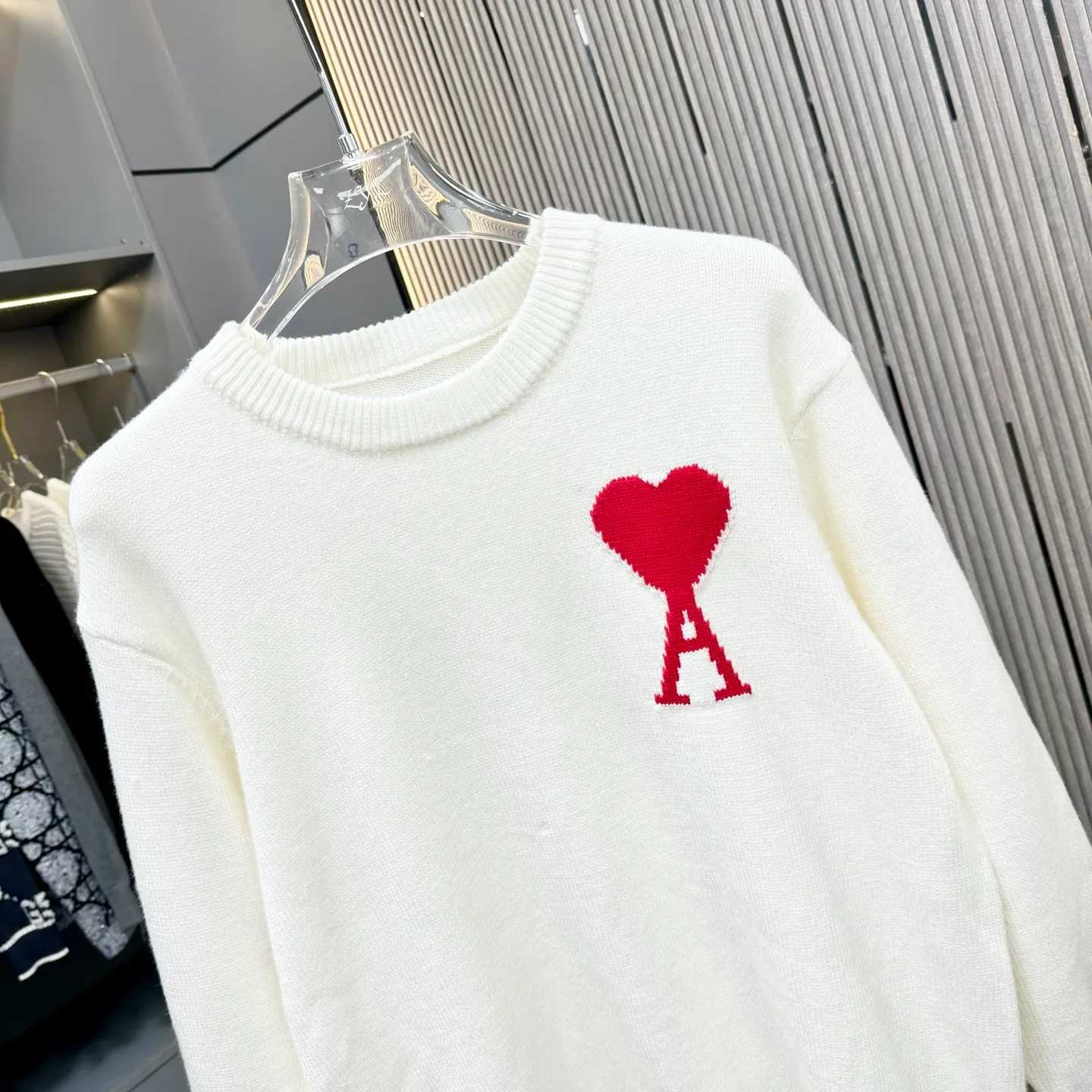 🅿️250 Ami 25FW crew neck sweater. The fabric is made of top-grade cashmere yarn. The new autumn and winter Oblique jacquard knitted cashmere sweater adopts a double-sided wearable design and is made of high-quality cashmere material. After fine weaving process, it presents a soft and comfortable touch and excellent thermal insulation performance. The iconic Oblique jacquard pattern is perfectly presented through precision knitting technology. It can be worn on both sides, showing different style charms. The round neck design is simple and elegant, suitable for various matching occasions. Exquisite knitting technology ensures that the clothes are not easily deformed and remain crisp and long-lasting. The double-sided design concept reflects LV's perfect balance of practicality and fashion. Each sweater undergoes strict quality inspection to ensure that the quality meets the brand's consistently high standards. This knitted item combines warmth and style, making it an exquisite addition to your autumn and winter wardrobe. Size:S/M/L/XL