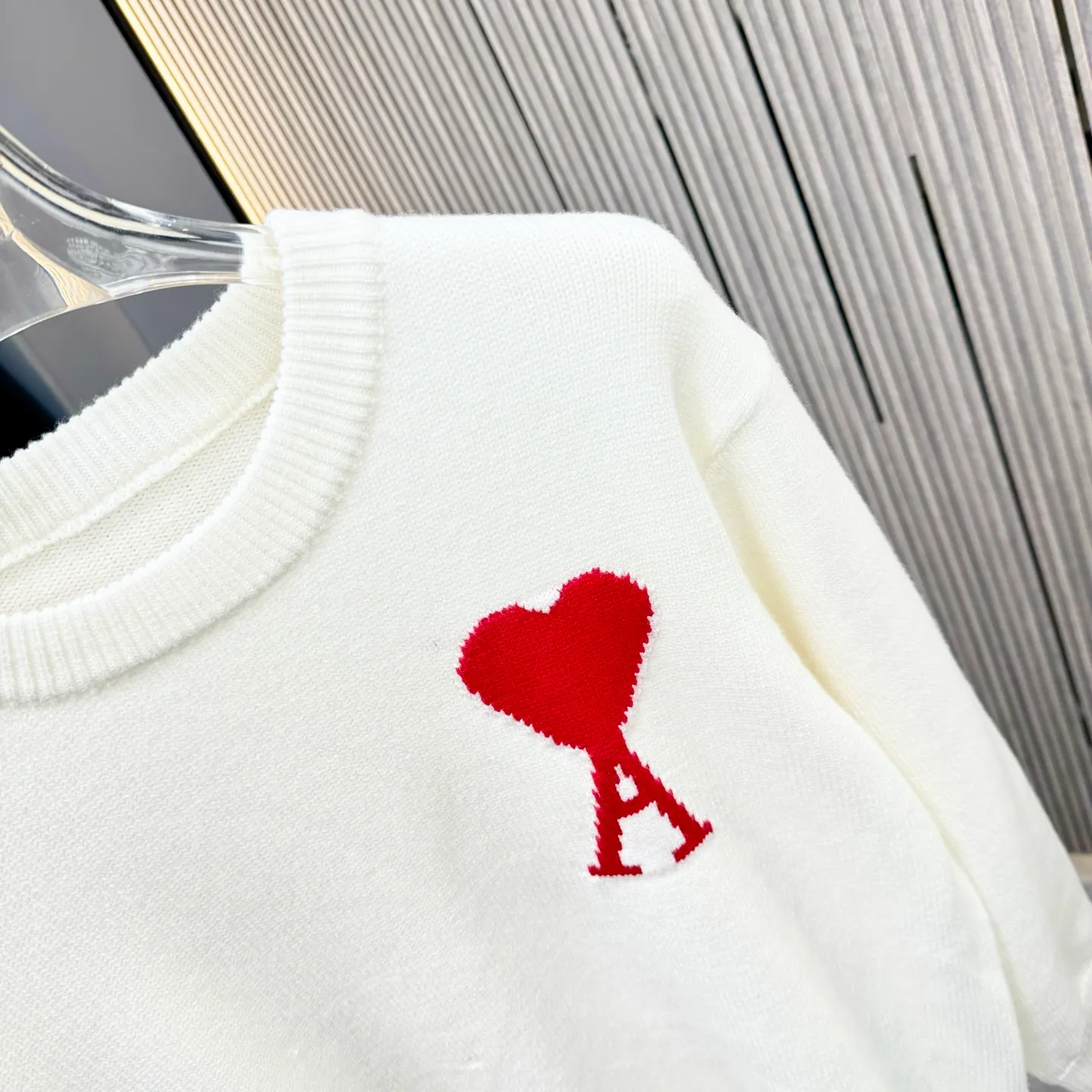 🅿️250 Ami 25FW crew neck sweater. The fabric is made of top-grade cashmere yarn. The new autumn and winter Oblique jacquard knitted cashmere sweater adopts a double-sided wearable design and is made of high-quality cashmere material. After fine weaving process, it presents a soft and comfortable touch and excellent thermal insulation performance. The iconic Oblique jacquard pattern is perfectly presented through precision knitting technology. It can be worn on both sides, showing different style charms. The round neck design is simple and elegant, suitable for various matching occasions. Exquisite knitting technology ensures that the clothes are not easily deformed and remain crisp and long-lasting. The double-sided design concept reflects LV's perfect balance of practicality and fashion. Each sweater undergoes strict quality inspection to ensure that the quality meets the brand's consistently high standards. This knitted item combines warmth and style, making it an exquisite addition to your autumn and winter wardrobe. Size:S/M/L/XL