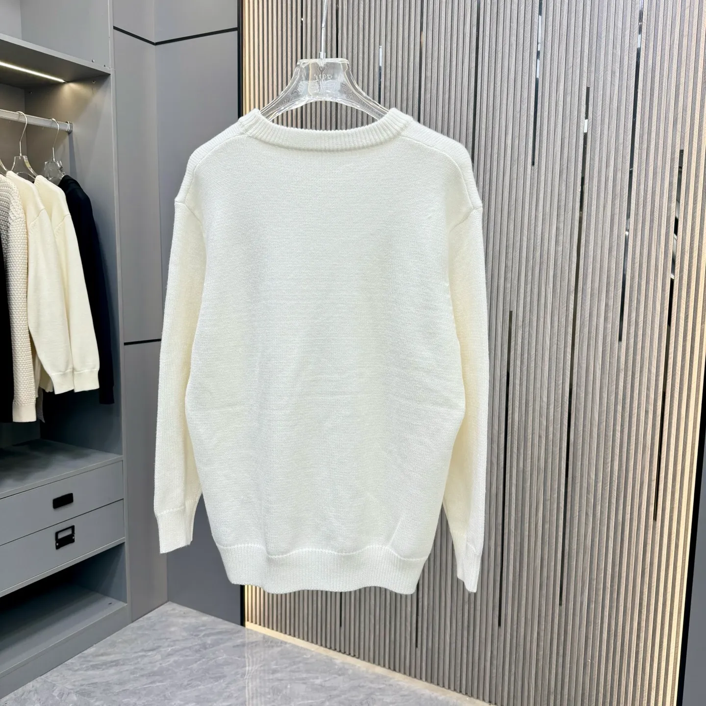 🅿️250 Ami 25FW crew neck sweater. The fabric is made of top-grade cashmere yarn. The new autumn and winter Oblique jacquard knitted cashmere sweater adopts a double-sided wearable design and is made of high-quality cashmere material. After fine weaving process, it presents a soft and comfortable touch and excellent thermal insulation performance. The iconic Oblique jacquard pattern is perfectly presented through precision knitting technology. It can be worn on both sides, showing different style charms. The round neck design is simple and elegant, suitable for various matching occasions. Exquisite knitting technology ensures that the clothes are not easily deformed and remain crisp and long-lasting. The double-sided design concept reflects LV's perfect balance of practicality and fashion. Each sweater undergoes strict quality inspection to ensure that the quality meets the brand's consistently high standards. This knitted item combines warmth and style, making it an exquisite addition to your autumn and winter wardrobe. Size:S/M/L/XL
