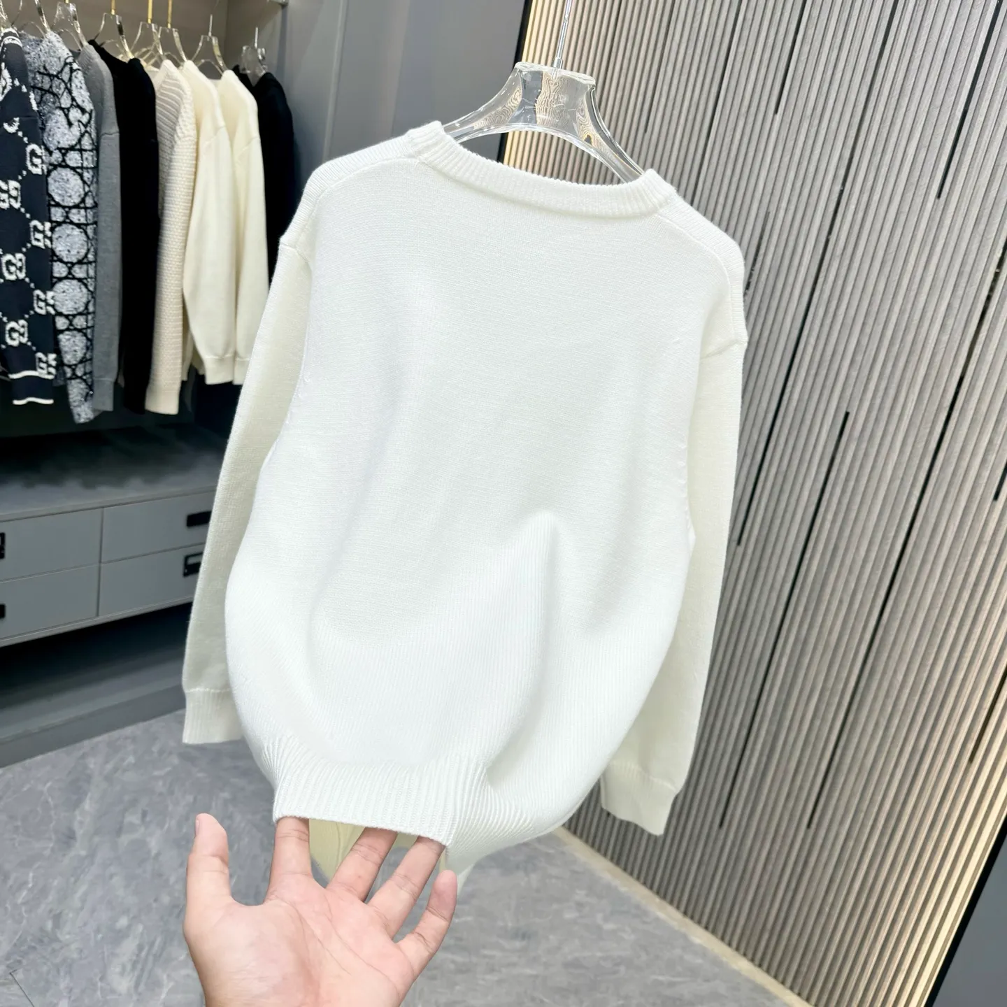 🅿️250 Ami 25FW crew neck sweater. The fabric is made of top-grade cashmere yarn. The new autumn and winter Oblique jacquard knitted cashmere sweater adopts a double-sided wearable design and is made of high-quality cashmere material. After fine weaving process, it presents a soft and comfortable touch and excellent thermal insulation performance. The iconic Oblique jacquard pattern is perfectly presented through precision knitting technology. It can be worn on both sides, showing different style charms. The round neck design is simple and elegant, suitable for various matching occasions. Exquisite knitting technology ensures that the clothes are not easily deformed and remain crisp and long-lasting. The double-sided design concept reflects LV's perfect balance of practicality and fashion. Each sweater undergoes strict quality inspection to ensure that the quality meets the brand's consistently high standards. This knitted item combines warmth and style, making it an exquisite addition to your autumn and winter wardrobe. Size:S/M/L/XL