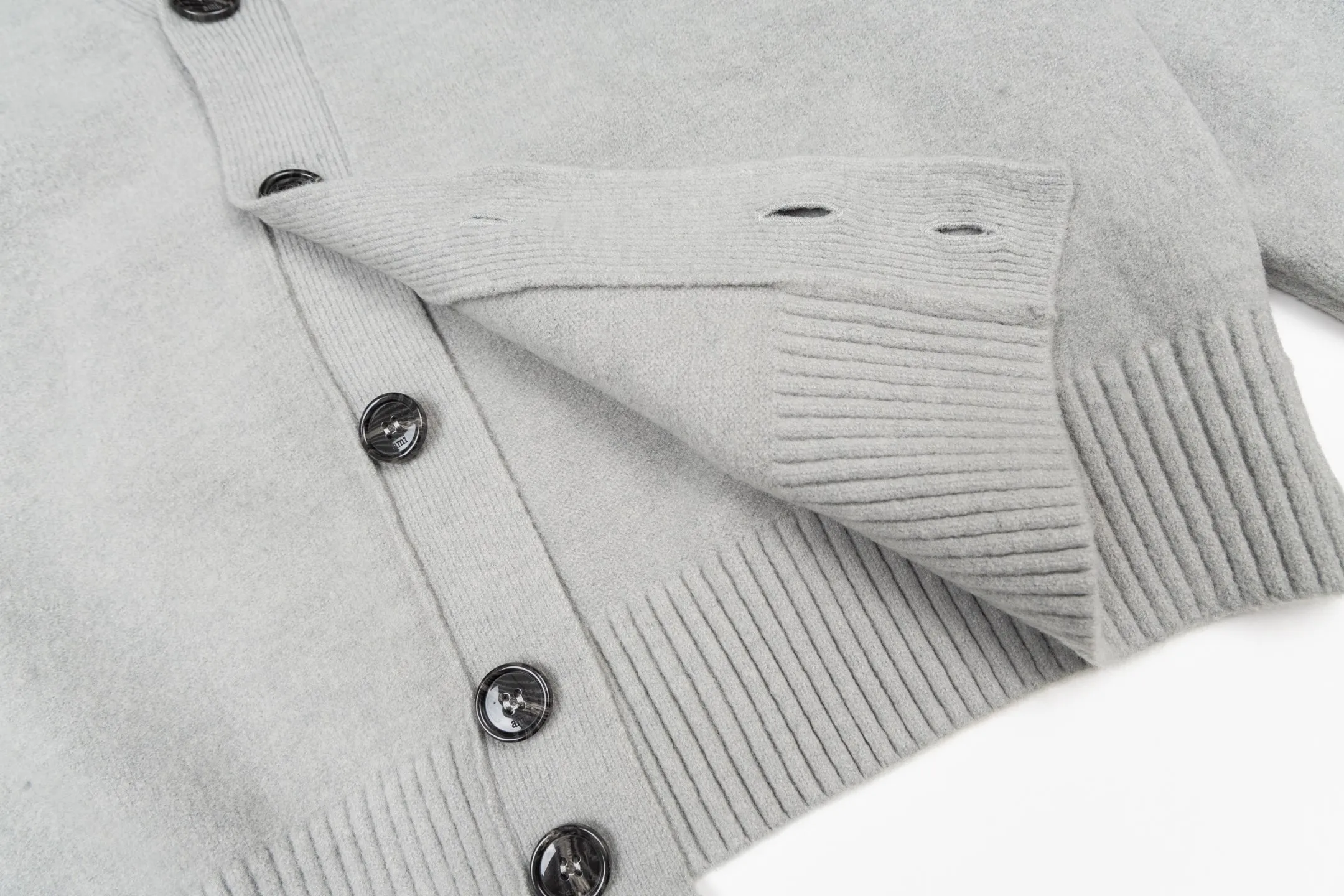 🅿️560 [Exclusive supply] Ami love jacquard knitted cardigan (grey) The original version was purchased for 2,693 and developed. The fabric is made of alpaca wool to maintain a stable pattern. The stitching is even and firm, and the details are meticulously handled, reflecting the brand's strict control over quality. The overall design is simple and elegant, suitable for various occasions. Whether it is business or leisure, it can show an elegant and decent style. The overall wiring is straight and delicate, the fabric is comfortable and soft, and the color is consistent without color difference. It can be matched with the same style to create a fashionable look, and can be used in various occasions. Customized accessories, complete with three standards, the same style for men and women. Size:S-M-L-XL
