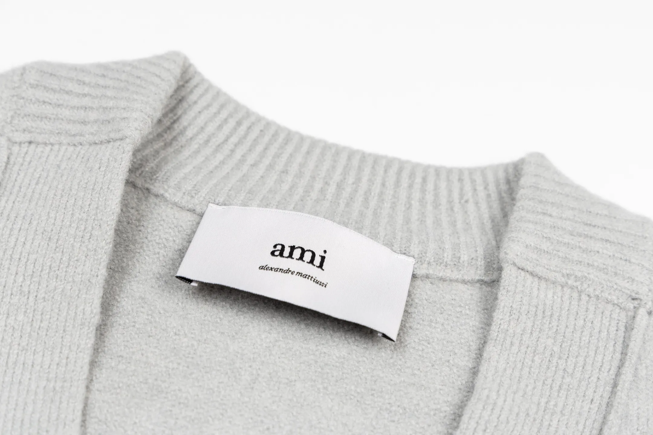 🅿️560 [Exclusive supply] Ami love jacquard knitted cardigan (grey) The original version was purchased for 2,693 and developed. The fabric is made of alpaca wool to maintain a stable pattern. The stitching is even and firm, and the details are meticulously handled, reflecting the brand's strict control over quality. The overall design is simple and elegant, suitable for various occasions. Whether it is business or leisure, it can show an elegant and decent style. The overall wiring is straight and delicate, the fabric is comfortable and soft, and the color is consistent without color difference. It can be matched with the same style to create a fashionable look, and can be used in various occasions. Customized accessories, complete with three standards, the same style for men and women. Size:S-M-L-XL