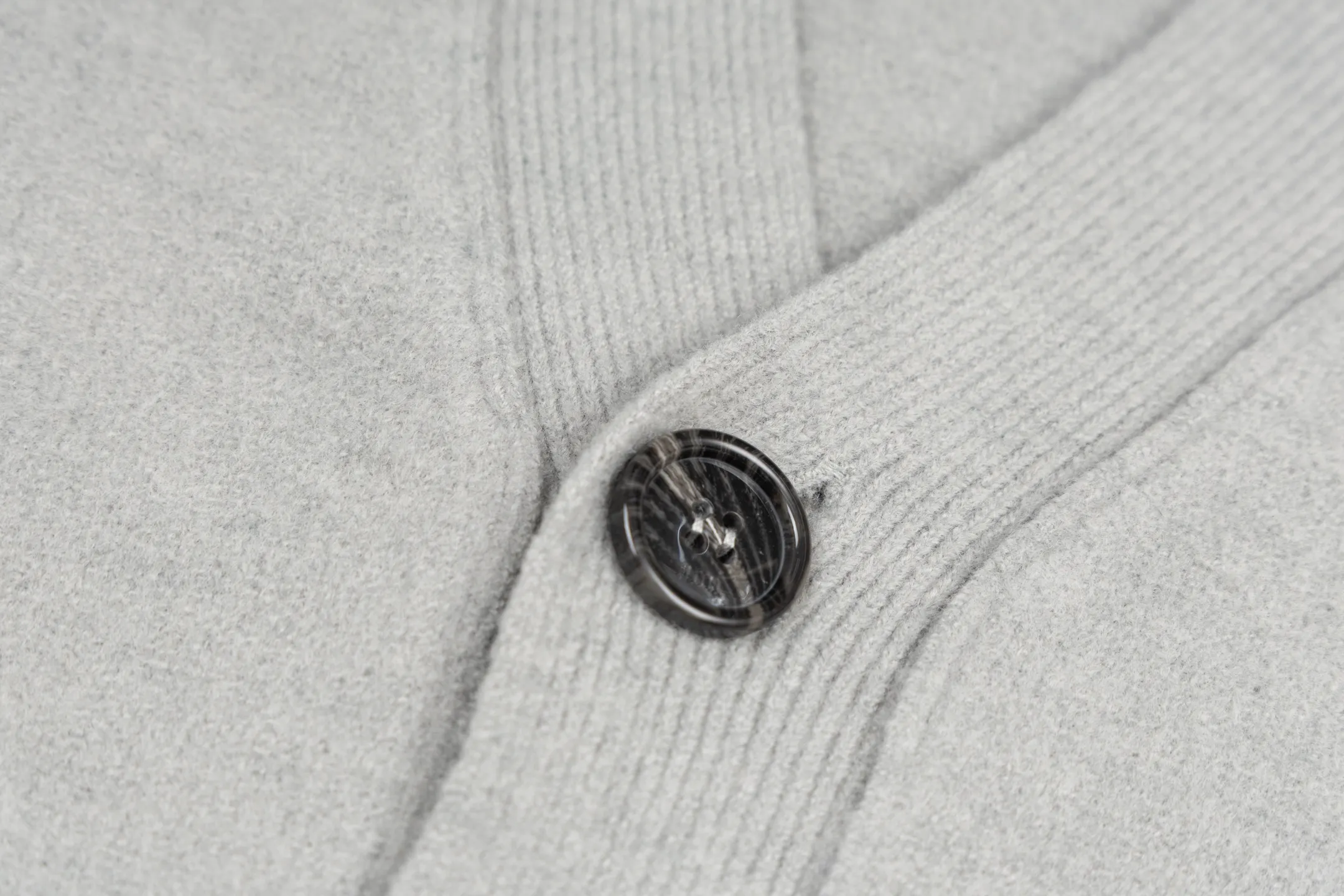 🅿️560 [Exclusive supply] Ami love jacquard knitted cardigan (grey) The original version was purchased for 2,693 and developed. The fabric is made of alpaca wool to maintain a stable pattern. The stitching is even and firm, and the details are meticulously handled, reflecting the brand's strict control over quality. The overall design is simple and elegant, suitable for various occasions. Whether it is business or leisure, it can show an elegant and decent style. The overall wiring is straight and delicate, the fabric is comfortable and soft, and the color is consistent without color difference. It can be matched with the same style to create a fashionable look, and can be used in various occasions. Customized accessories, complete with three standards, the same style for men and women. Size:S-M-L-XL