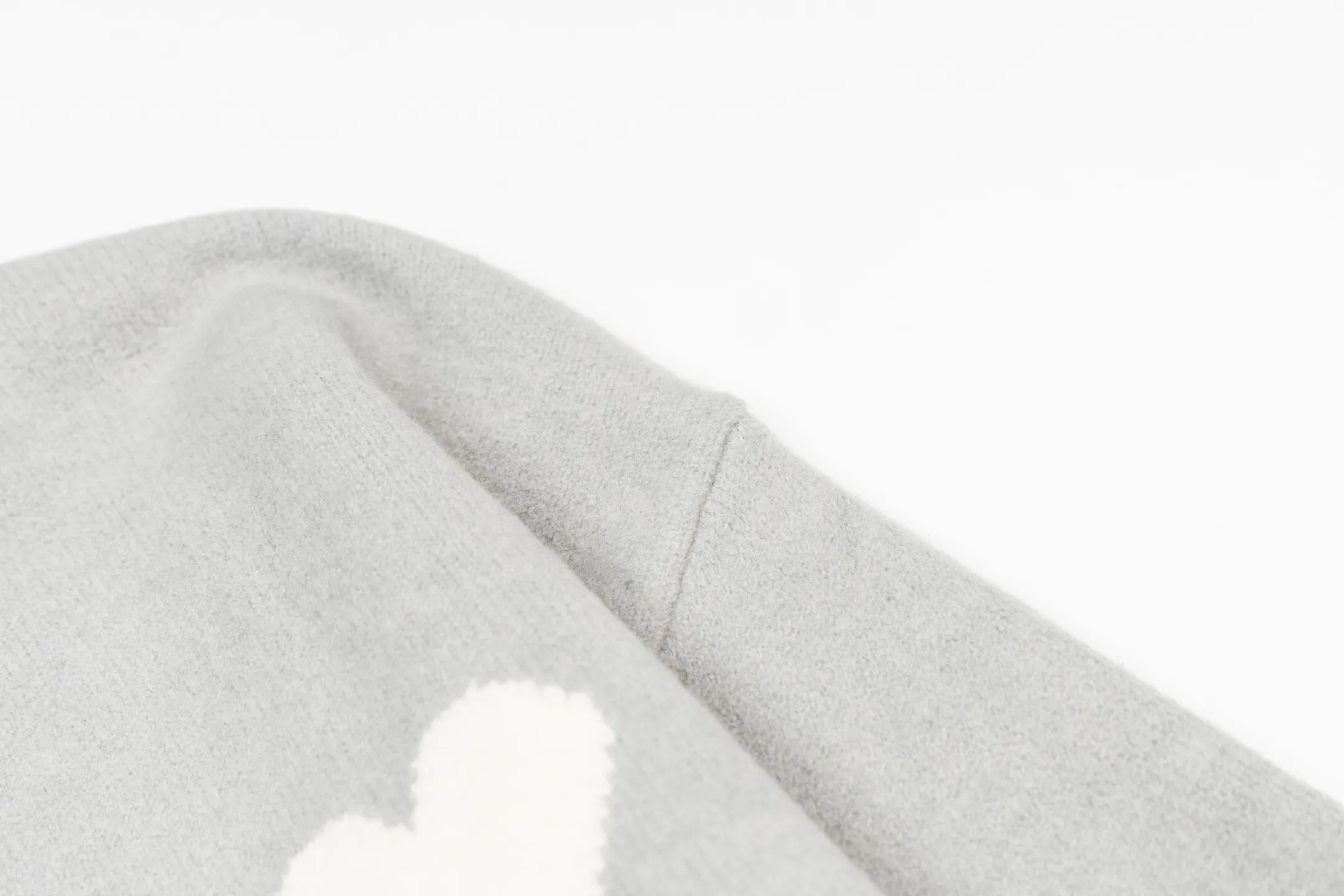 🅿️560 [Exclusive supply] Ami love jacquard knitted cardigan (grey) The original version was purchased for 2,693 and developed. The fabric is made of alpaca wool to maintain a stable pattern. The stitching is even and firm, and the details are meticulously handled, reflecting the brand's strict control over quality. The overall design is simple and elegant, suitable for various occasions. Whether it is business or leisure, it can show an elegant and decent style. The overall wiring is straight and delicate, the fabric is comfortable and soft, and the color is consistent without color difference. It can be matched with the same style to create a fashionable look, and can be used in various occasions. Customized accessories, complete with three standards, the same style for men and women. Size:S-M-L-XL