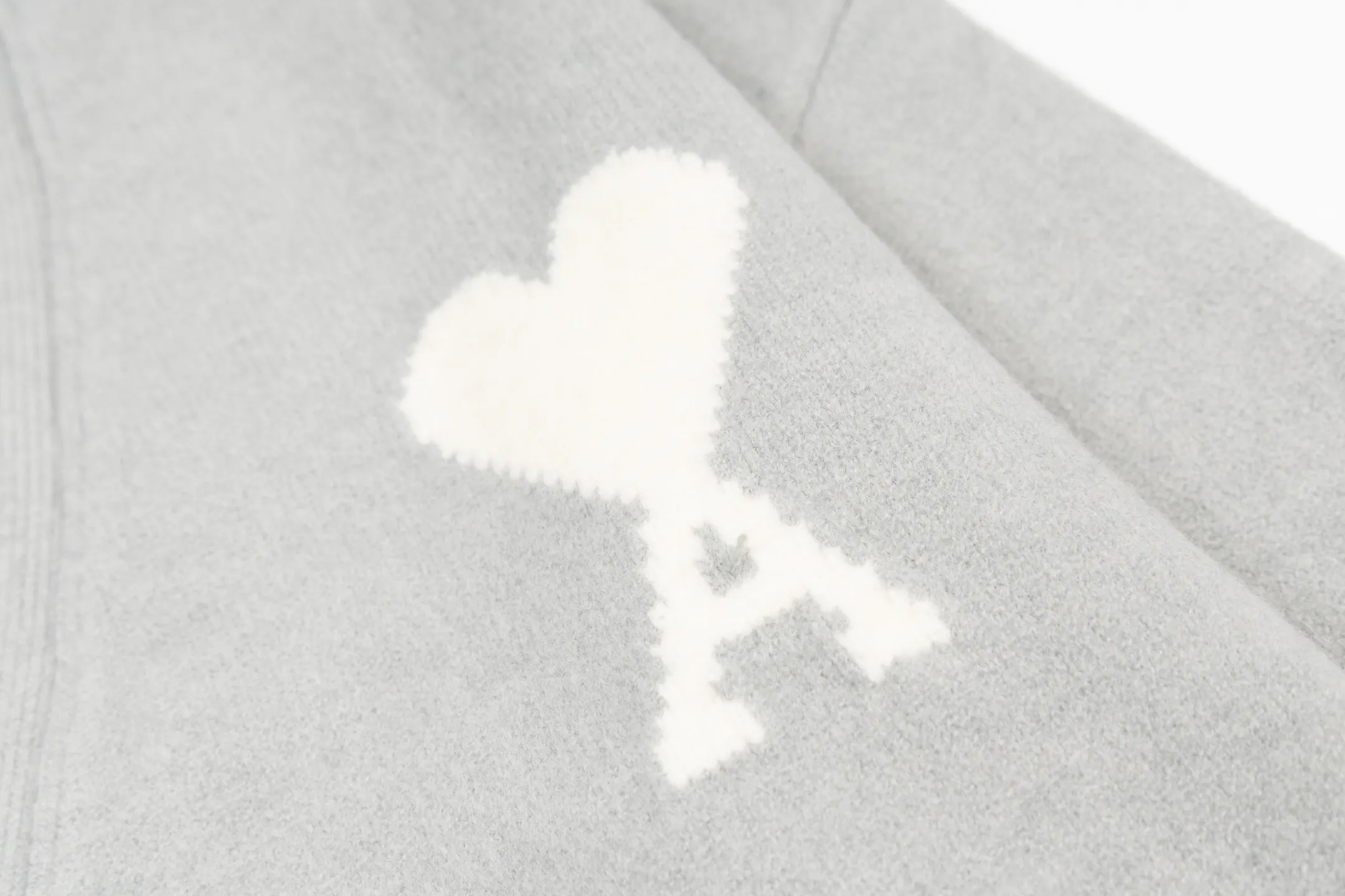 🅿️560 [Exclusive supply] Ami love jacquard knitted cardigan (grey) The original version was purchased for 2,693 and developed. The fabric is made of alpaca wool to maintain a stable pattern. The stitching is even and firm, and the details are meticulously handled, reflecting the brand's strict control over quality. The overall design is simple and elegant, suitable for various occasions. Whether it is business or leisure, it can show an elegant and decent style. The overall wiring is straight and delicate, the fabric is comfortable and soft, and the color is consistent without color difference. It can be matched with the same style to create a fashionable look, and can be used in various occasions. Customized accessories, complete with three standards, the same style for men and women. Size:S-M-L-XL