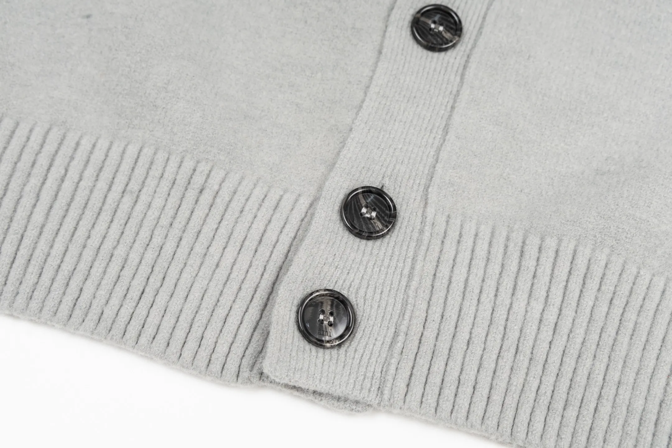 🅿️560 [Exclusive supply] Ami love jacquard knitted cardigan (grey) The original version was purchased for 2,693 and developed. The fabric is made of alpaca wool to maintain a stable pattern. The stitching is even and firm, and the details are meticulously handled, reflecting the brand's strict control over quality. The overall design is simple and elegant, suitable for various occasions. Whether it is business or leisure, it can show an elegant and decent style. The overall wiring is straight and delicate, the fabric is comfortable and soft, and the color is consistent without color difference. It can be matched with the same style to create a fashionable look, and can be used in various occasions. Customized accessories, complete with three standards, the same style for men and women. Size:S-M-L-XL