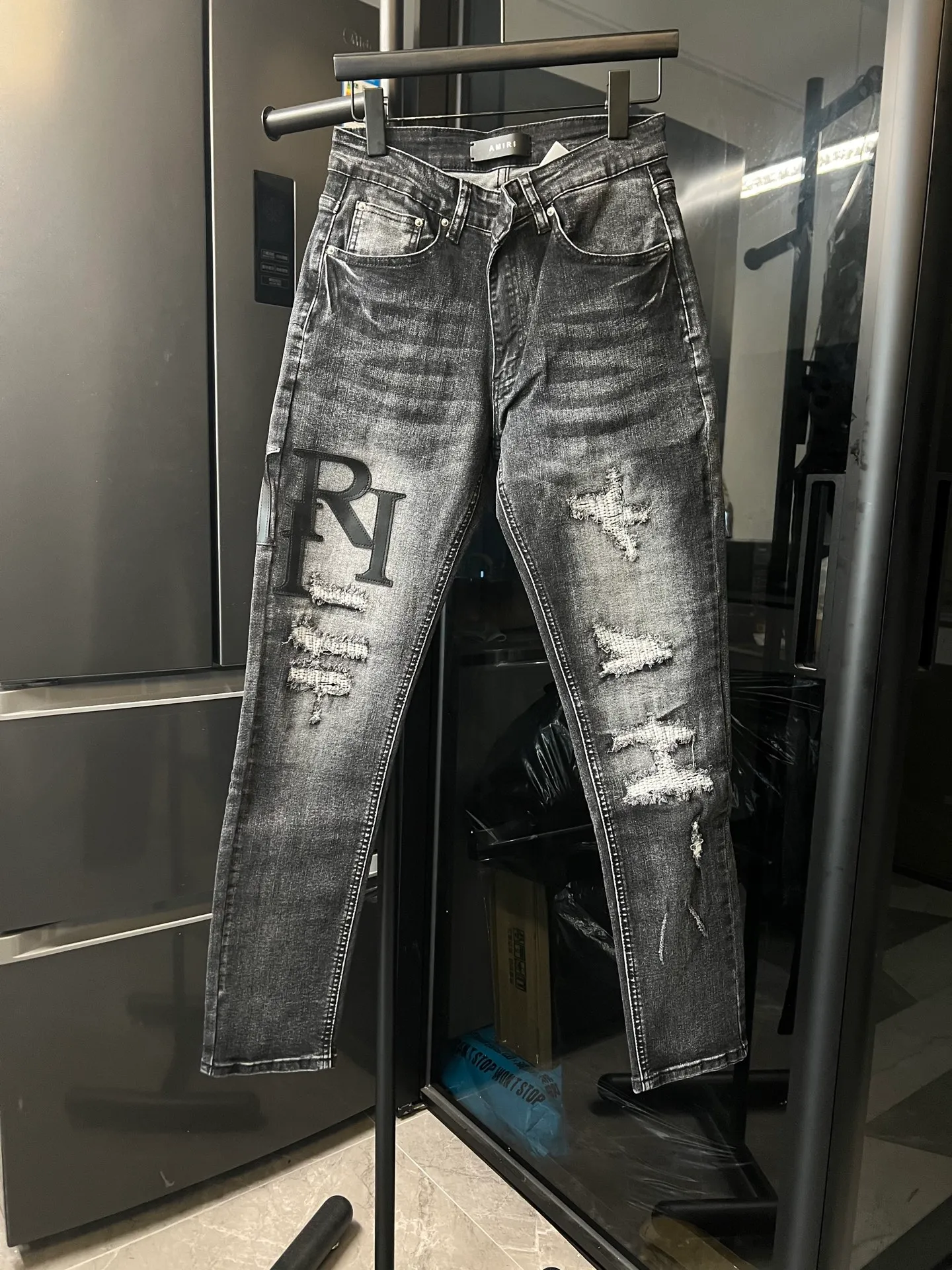 P250 [next day] Amiri MX1 25Ss Knee Knife Cut Holes Leather Washed Jeans (Black) Size: 28 30 32 34 (corresponds to s-xl) Detailed sizes can be found in Figure 9