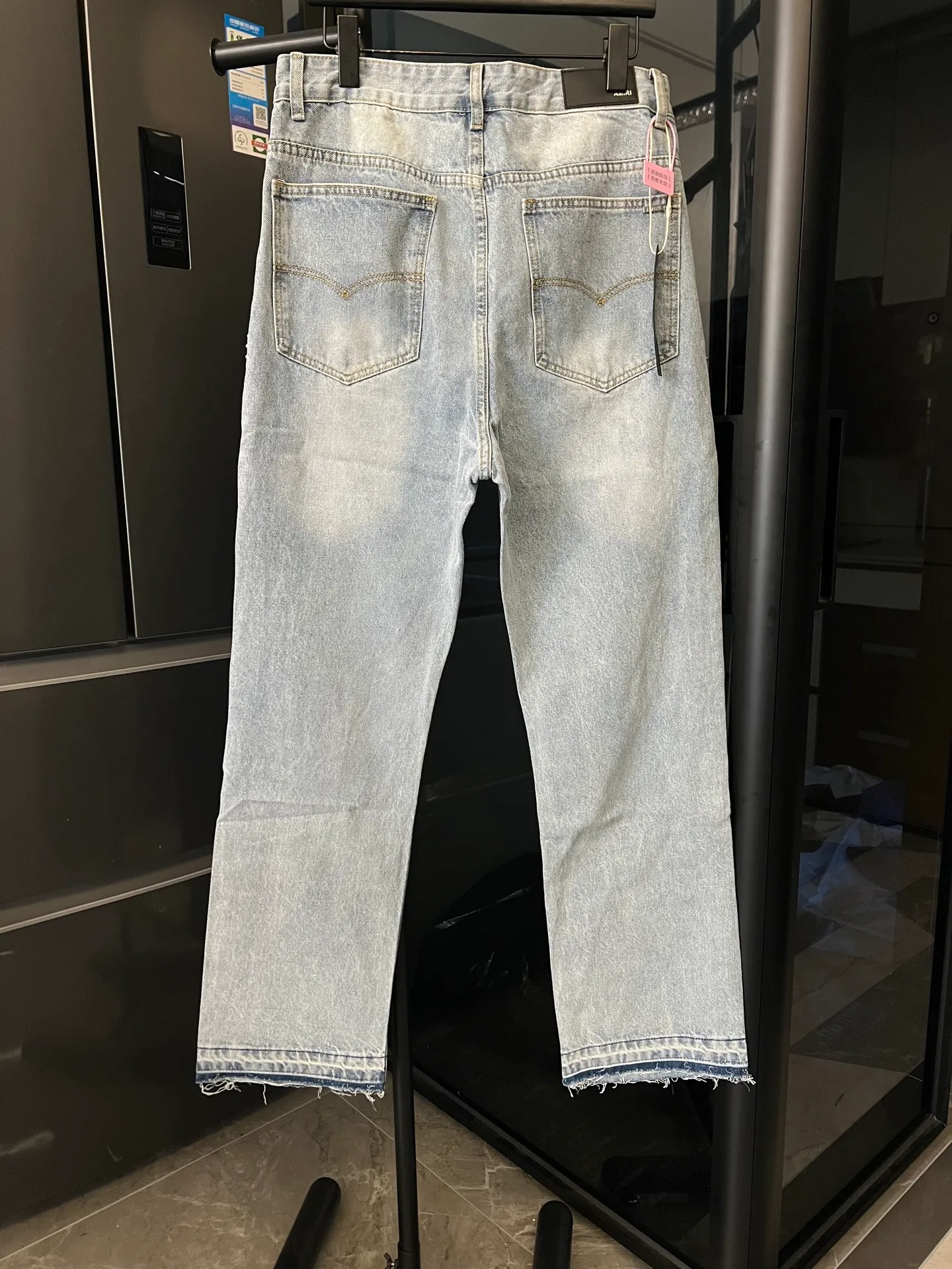 P230 [next day] AMIRI/Ami 25Ss high street jeans with side gemstones (blue). Light blue washed fabric + side gem embellishment, super recognizable! Loose straight fit, comfortable and fashionable, perfect for daily wear or street style. High-quality denim, wear-resistant and durable, and gemstone decoration enhances texture and visual impact. Pair it with a simple top and you can easily get a trendy look! Size: 28 30 32 34 (corresponds to s-xl) Detailed sizes can be found in Figure 9