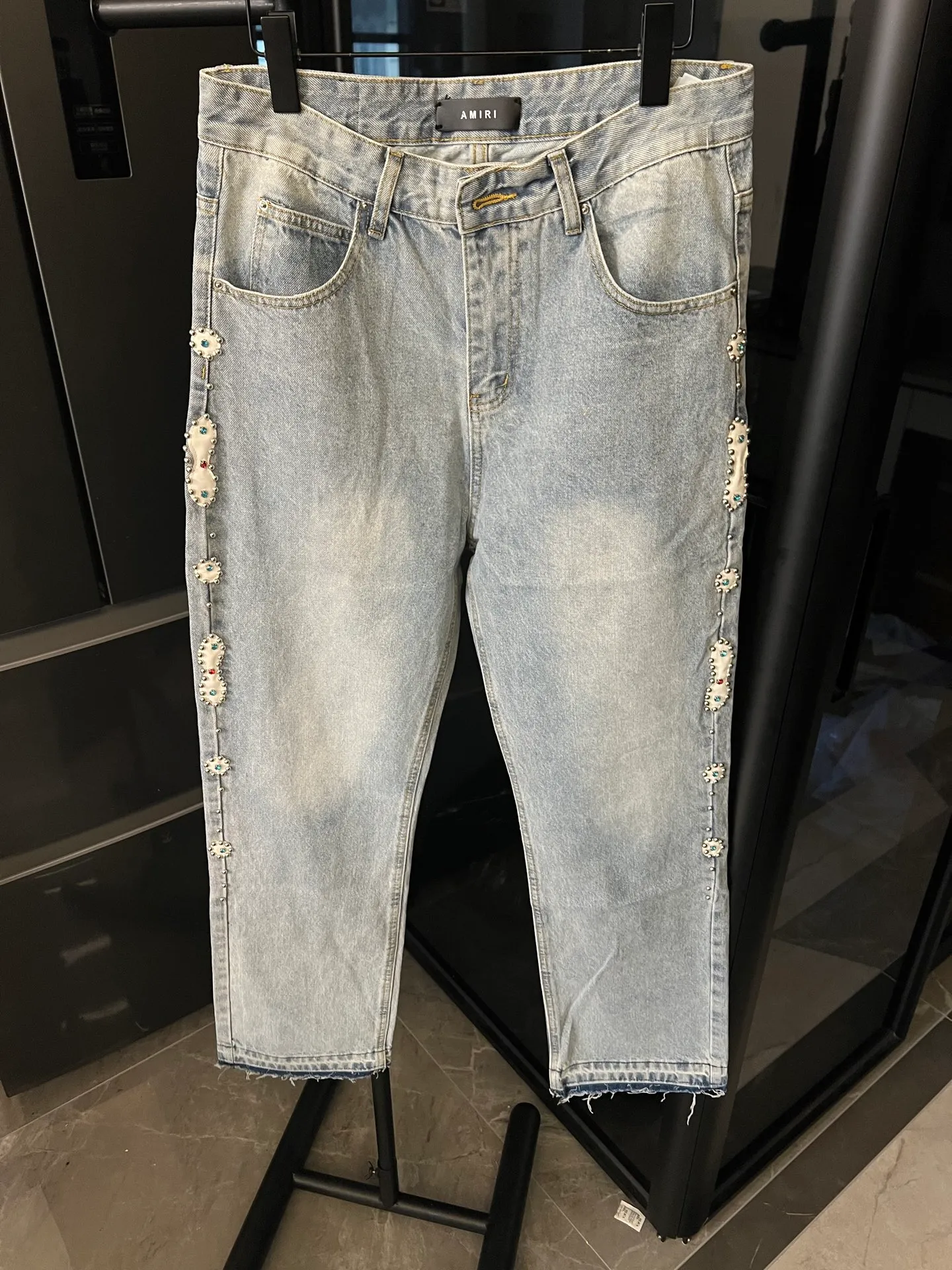 P230 [next day] AMIRI/Ami 25Ss high street jeans with side gemstones (blue). Light blue washed fabric + side gem embellishment, super recognizable! Loose straight fit, comfortable and fashionable, perfect for daily wear or street style. High-quality denim, wear-resistant and durable, and gemstone decoration enhances texture and visual impact. Pair it with a simple top and you can easily get a trendy look! Size: 28 30 32 34 (corresponds to s-xl) Detailed sizes can be found in Figure 9