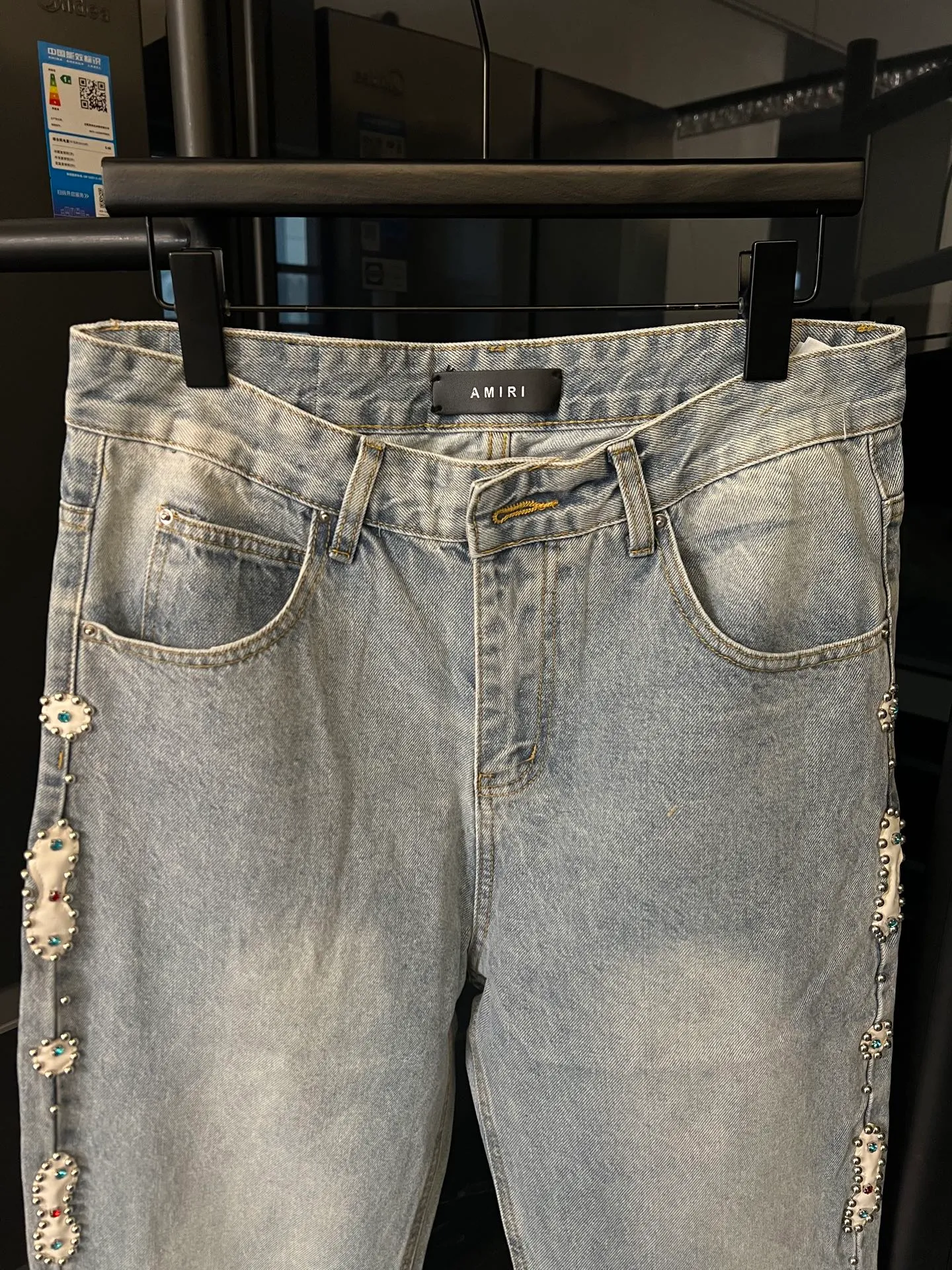 P230 [next day] AMIRI/Ami 25Ss high street jeans with side gemstones (blue). Light blue washed fabric + side gem embellishment, super recognizable! Loose straight fit, comfortable and fashionable, perfect for daily wear or street style. High-quality denim, wear-resistant and durable, and gemstone decoration enhances texture and visual impact. Pair it with a simple top and you can easily get a trendy look! Size: 28 30 32 34 (corresponds to s-xl) Detailed sizes can be found in Figure 9