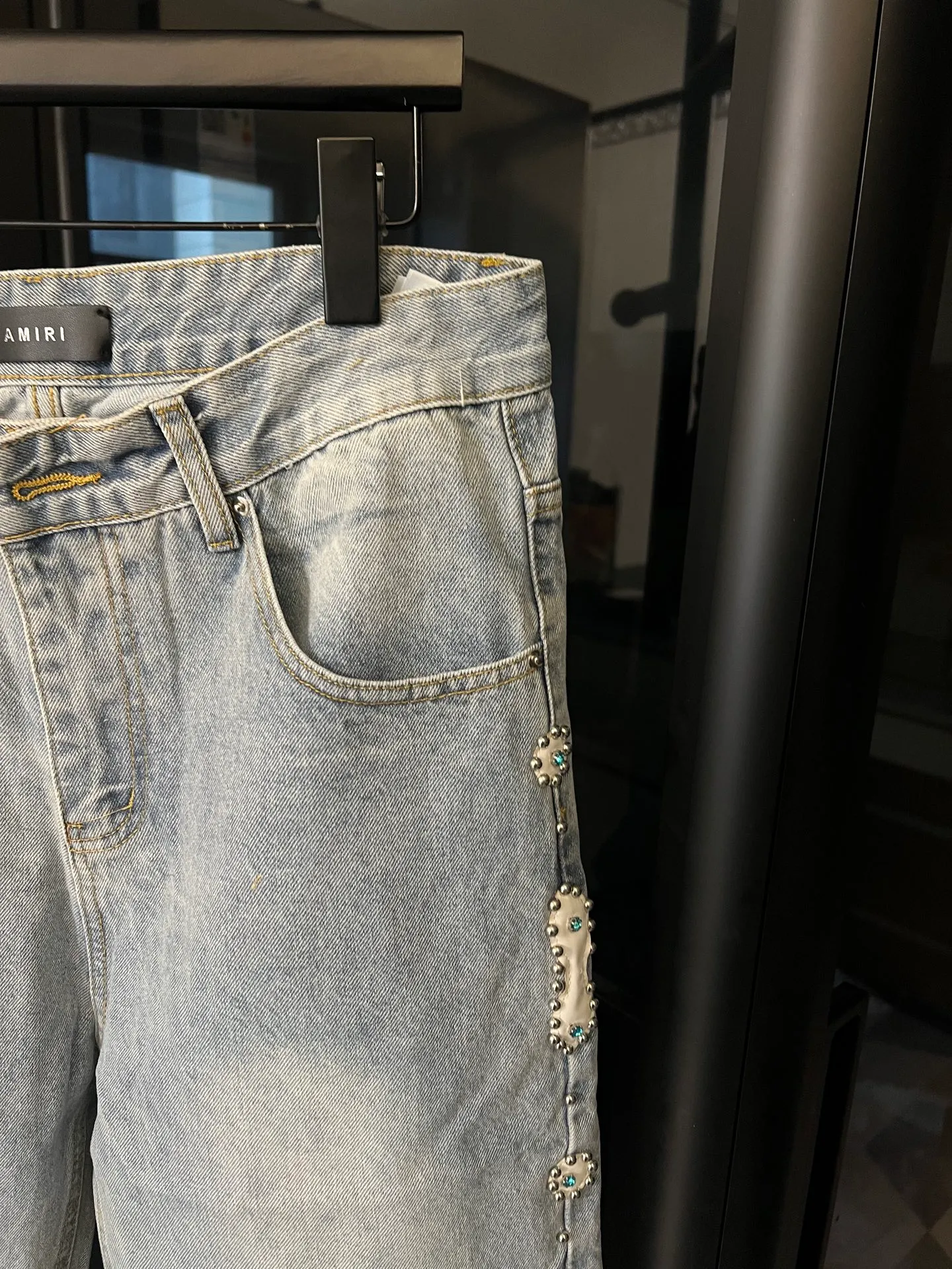 P230 [next day] AMIRI/Ami 25Ss high street jeans with side gemstones (blue). Light blue washed fabric + side gem embellishment, super recognizable! Loose straight fit, comfortable and fashionable, perfect for daily wear or street style. High-quality denim, wear-resistant and durable, and gemstone decoration enhances texture and visual impact. Pair it with a simple top and you can easily get a trendy look! Size: 28 30 32 34 (corresponds to s-xl) Detailed sizes can be found in Figure 9